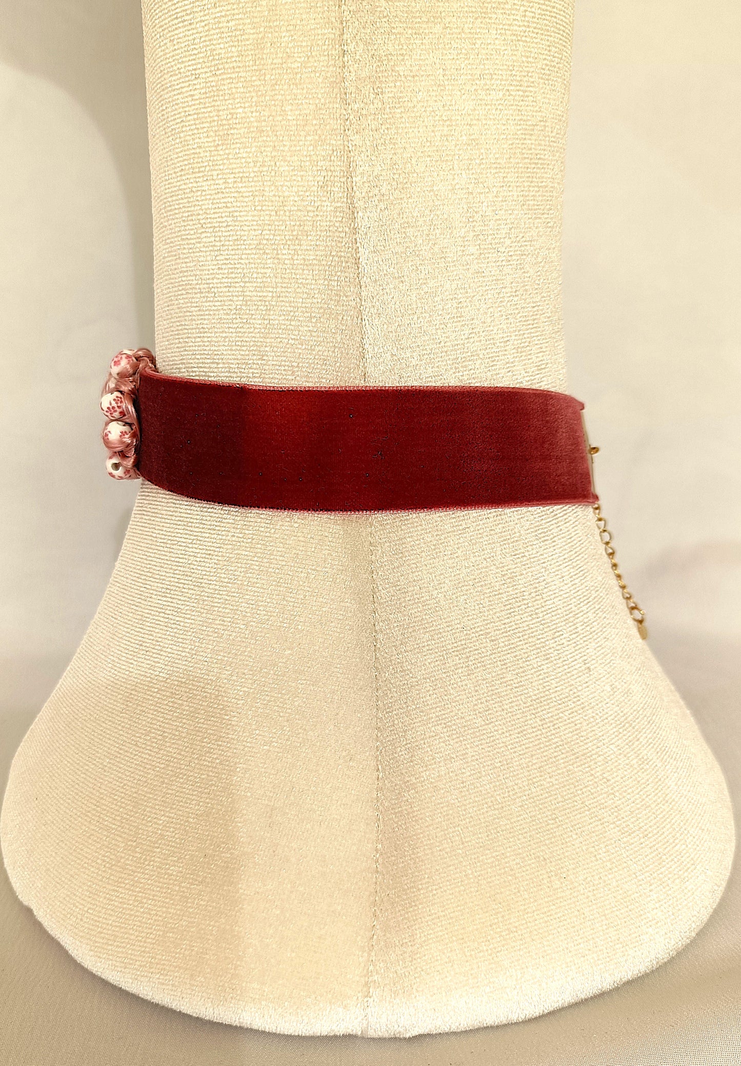 Choker rosa palo con detalle entrelazado.