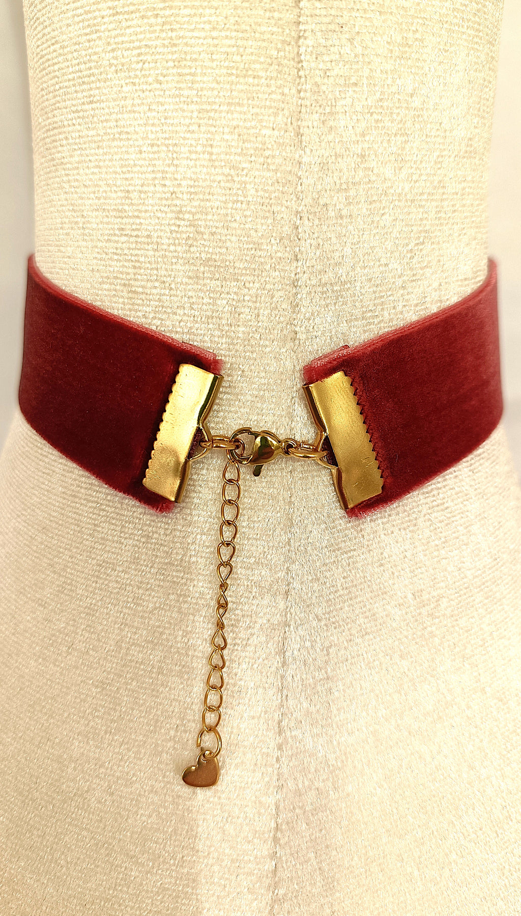 Choker rosa palo con detalle entrelazado.