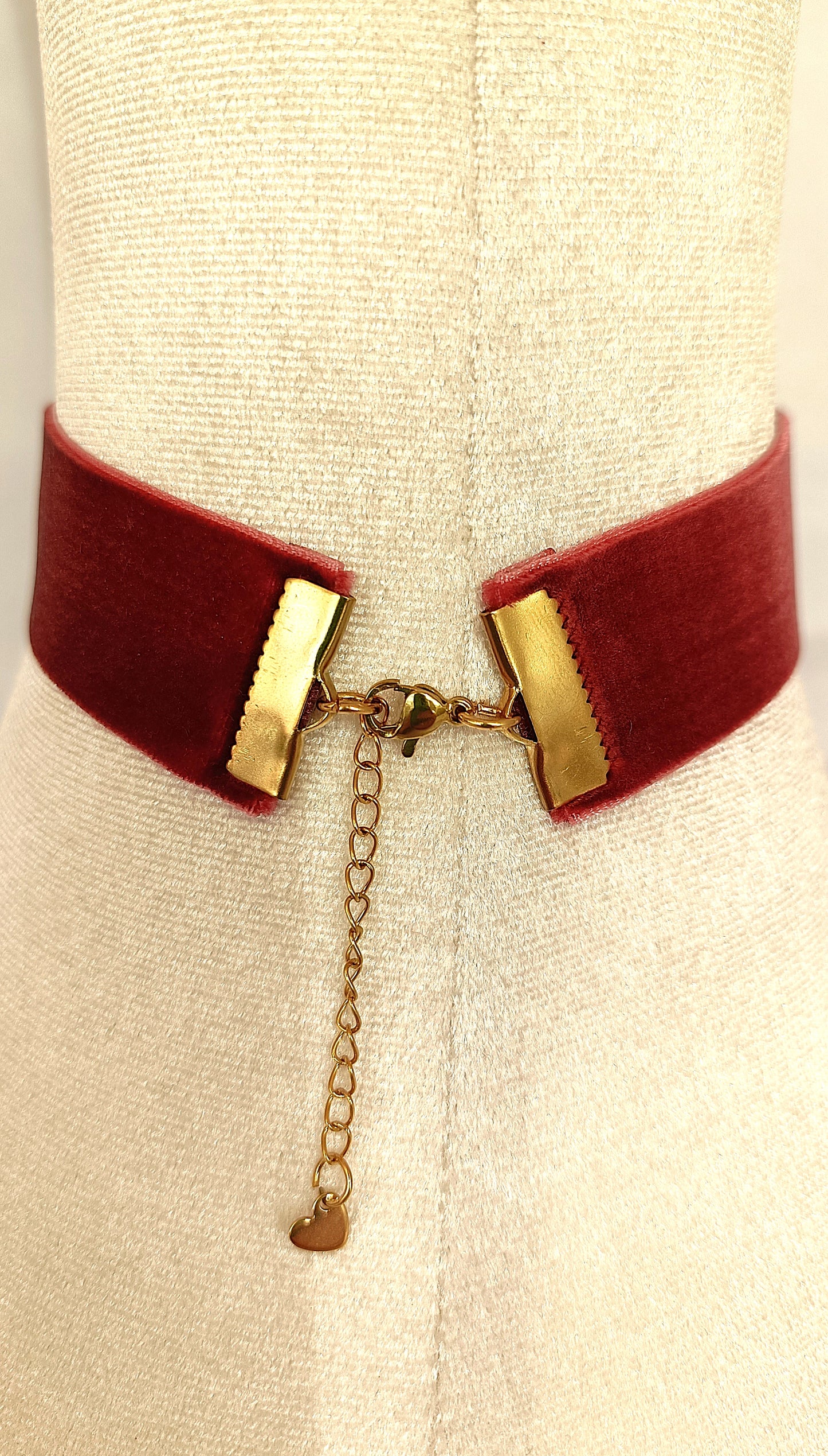 Choker rosa palo con detalle entrelazado.