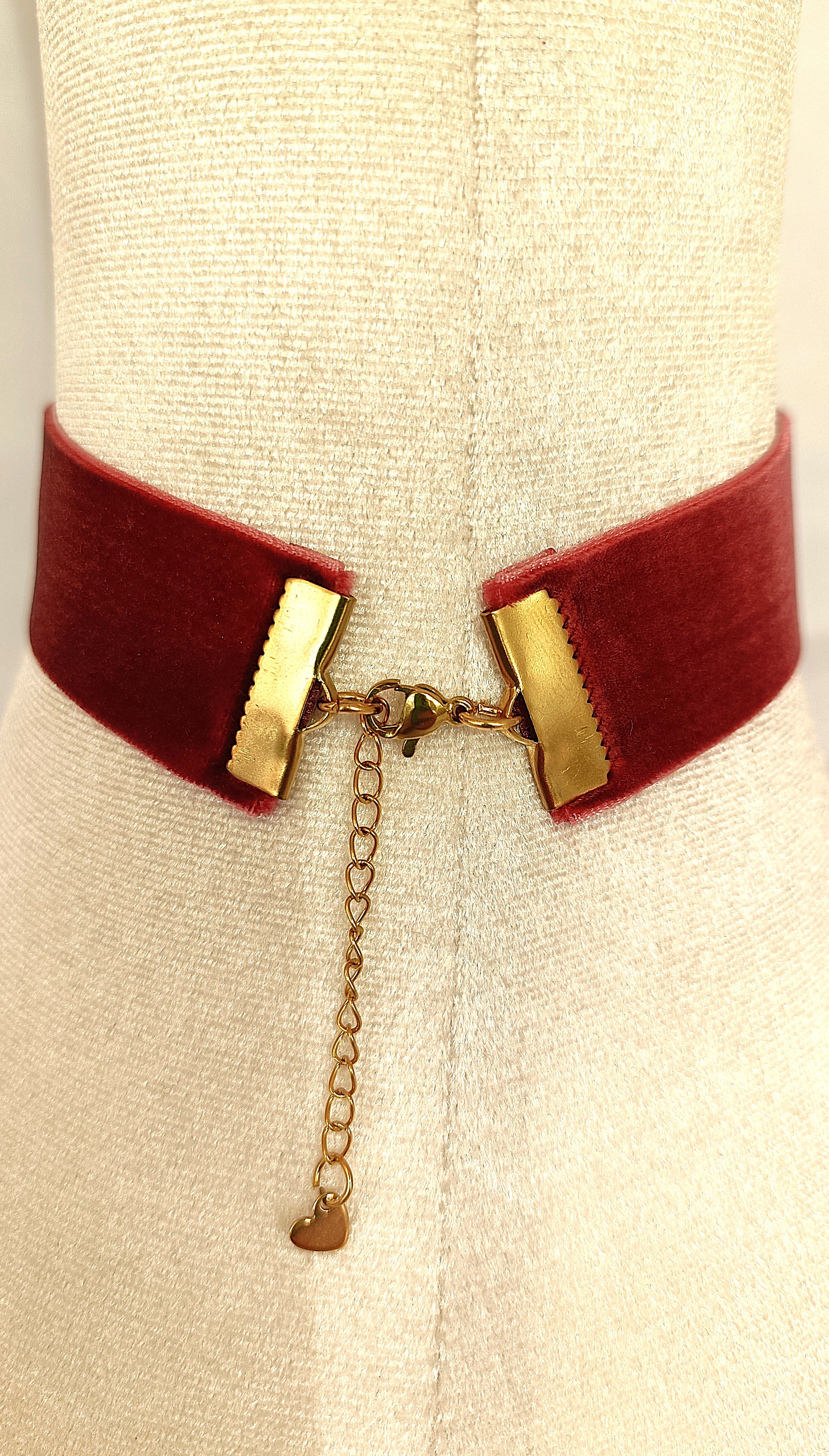 Choker rosa palo con detalle entrelazado.