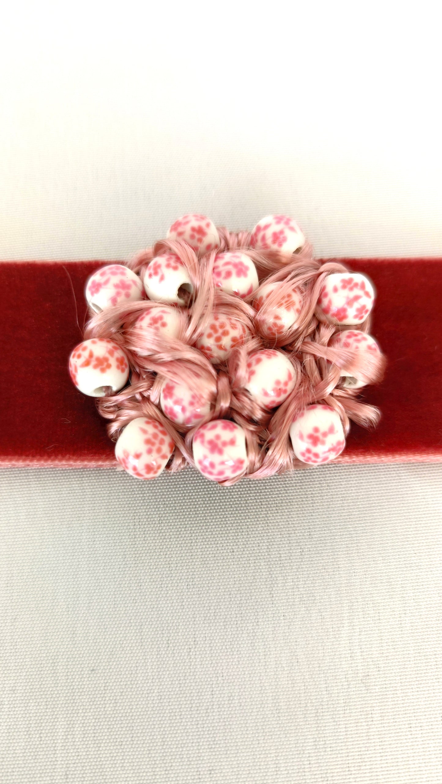 Choker rosa palo con detalle entrelazado.