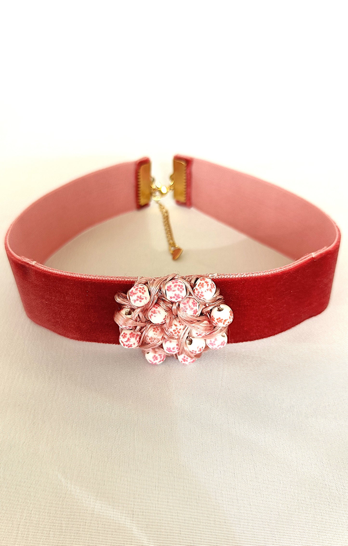 Choker rosa palo con detalle entrelazado.