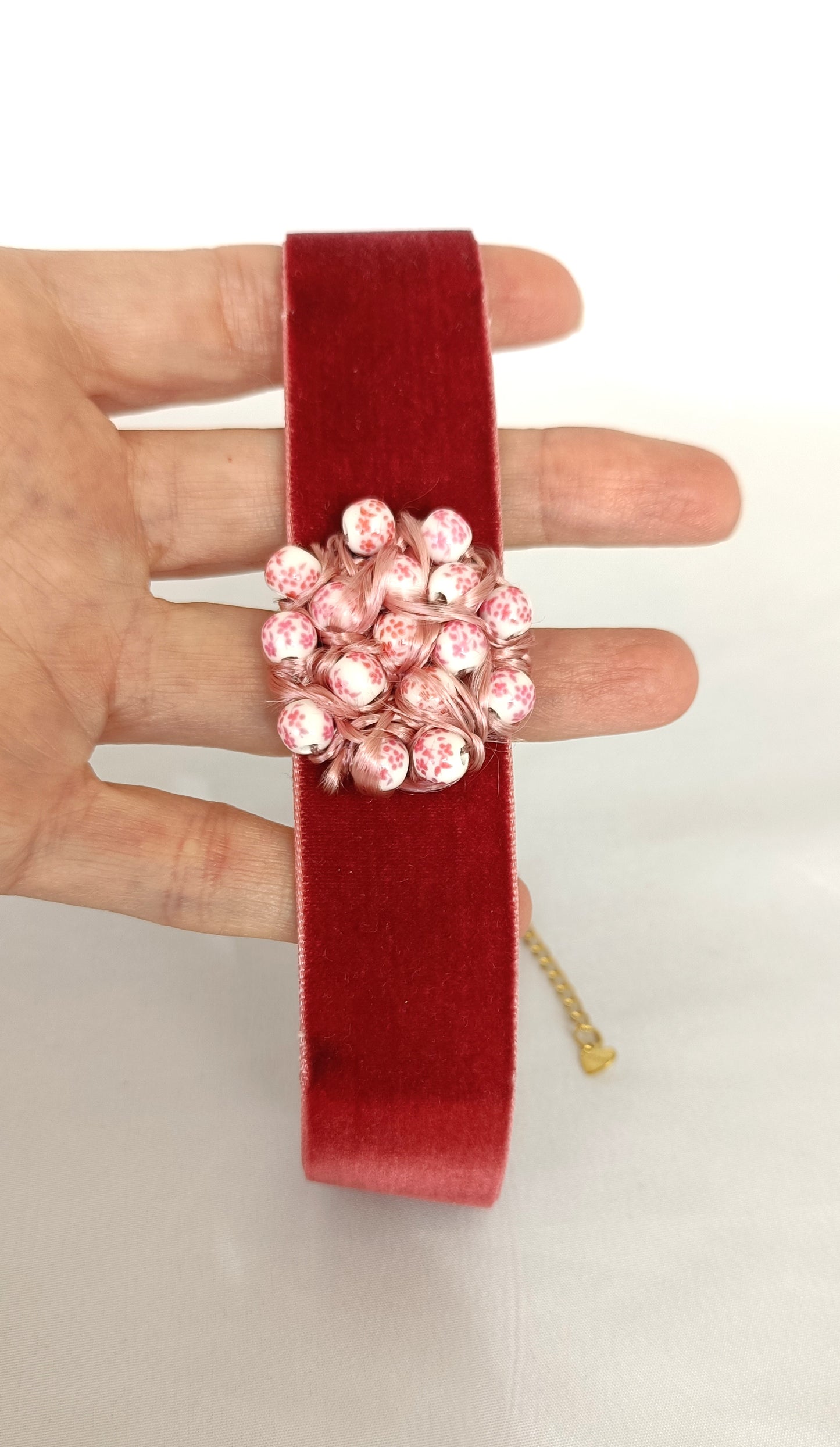 Choker rosa palo con detalle entrelazado.