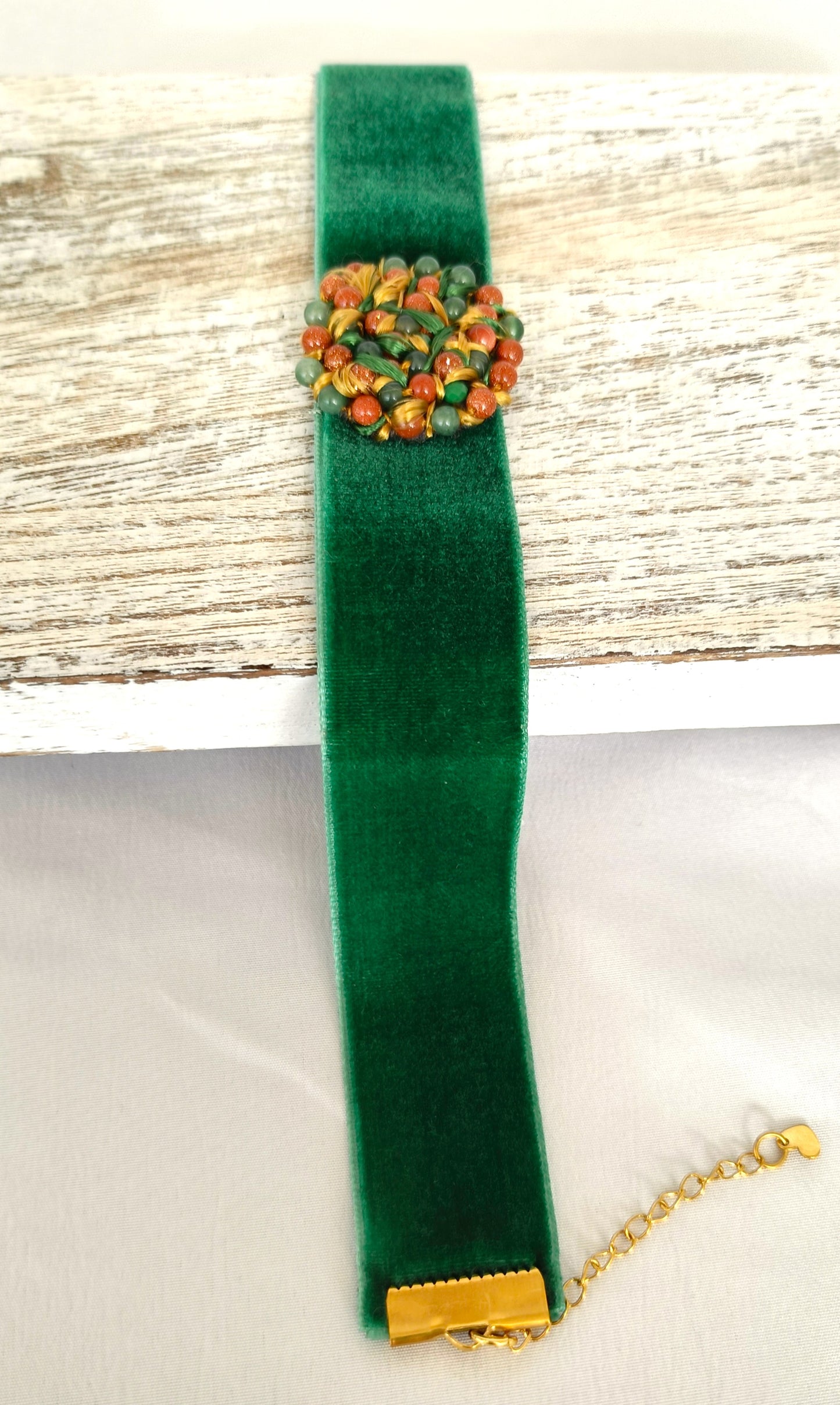 Choker de terciopelo verde con aventurinas — elegante, favorecedor y con personalidad.