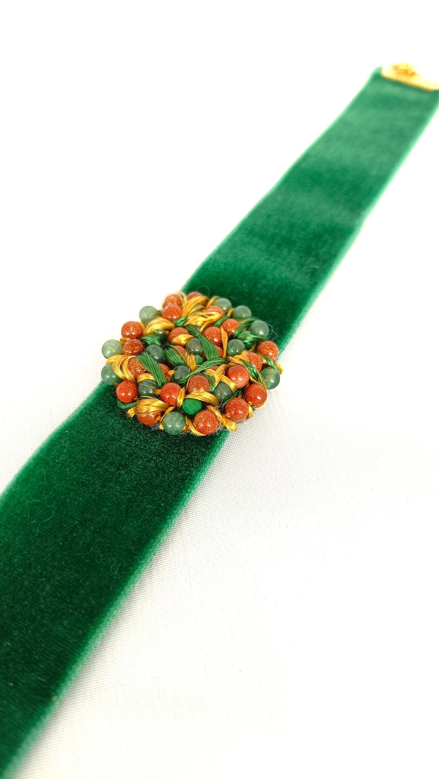 Choker de terciopelo verde con aventurinas — elegante, favorecedor y con personalidad.