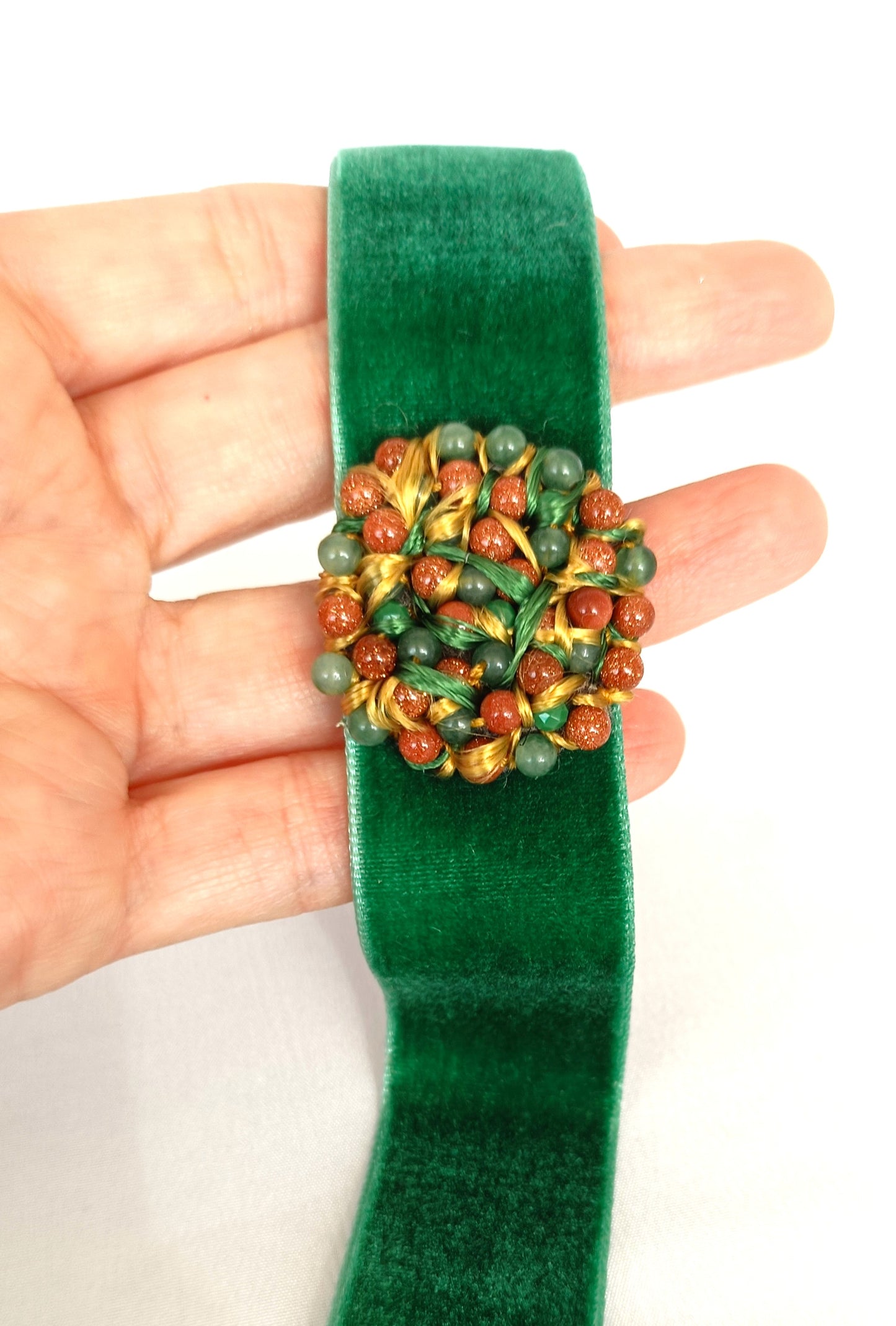 Choker de terciopelo verde con aventurinas — elegante, favorecedor y con personalidad.