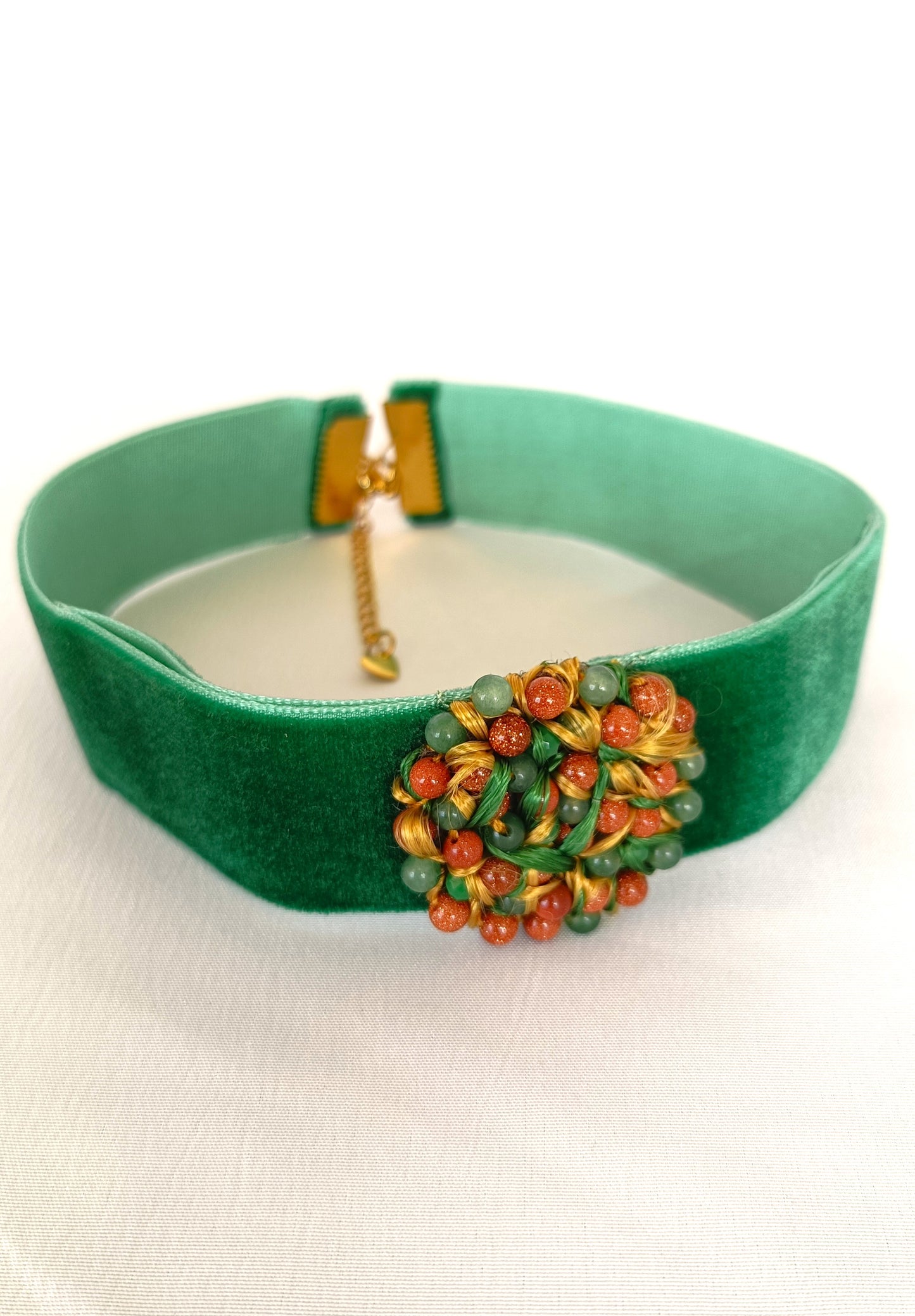 Choker de terciopelo verde con aventurinas — elegante, favorecedor y con personalidad.