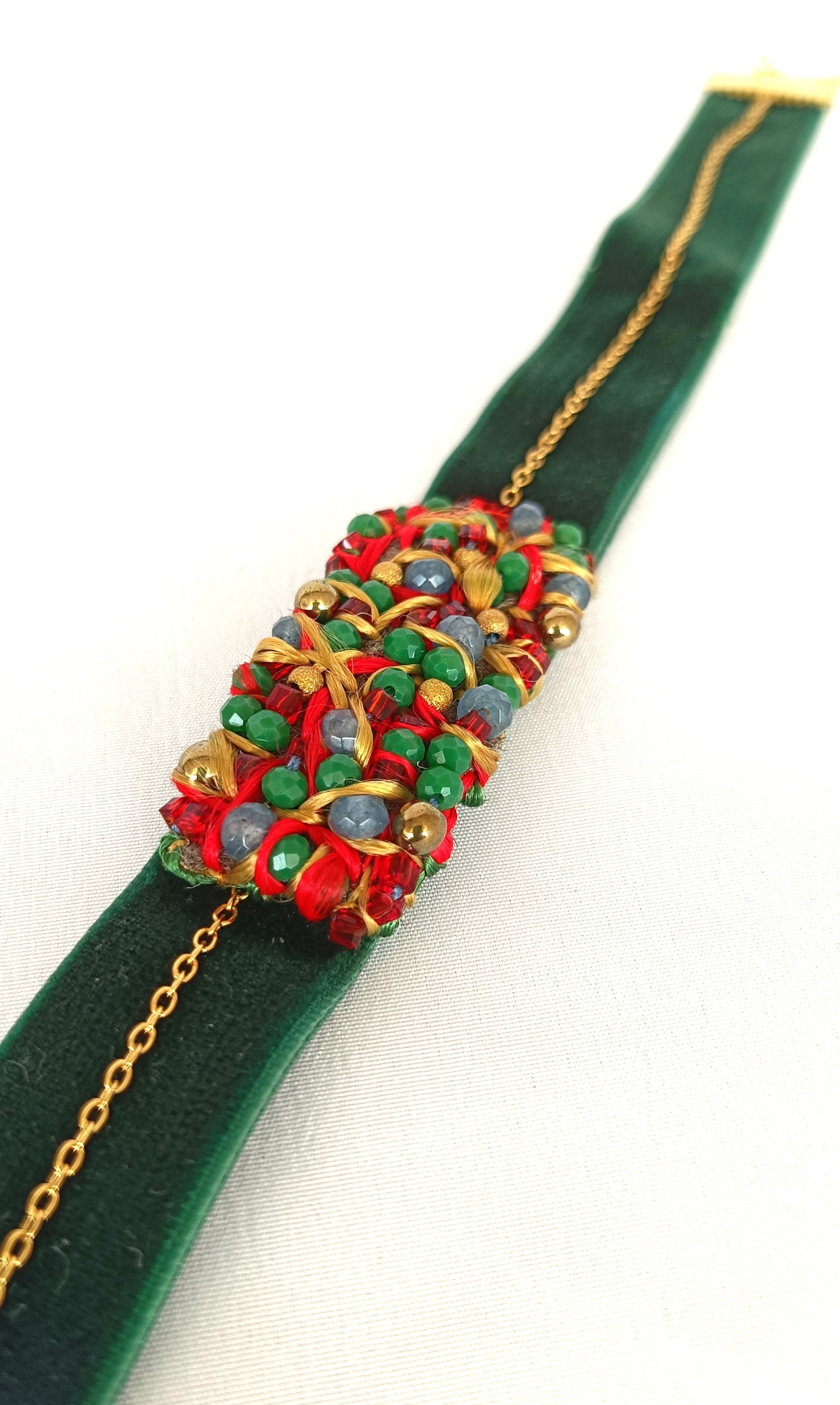 Choker de terciopelo verde con cuentas y cadena dorada.