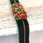 Choker de terciopelo verde con cuentas y cadena dorada.