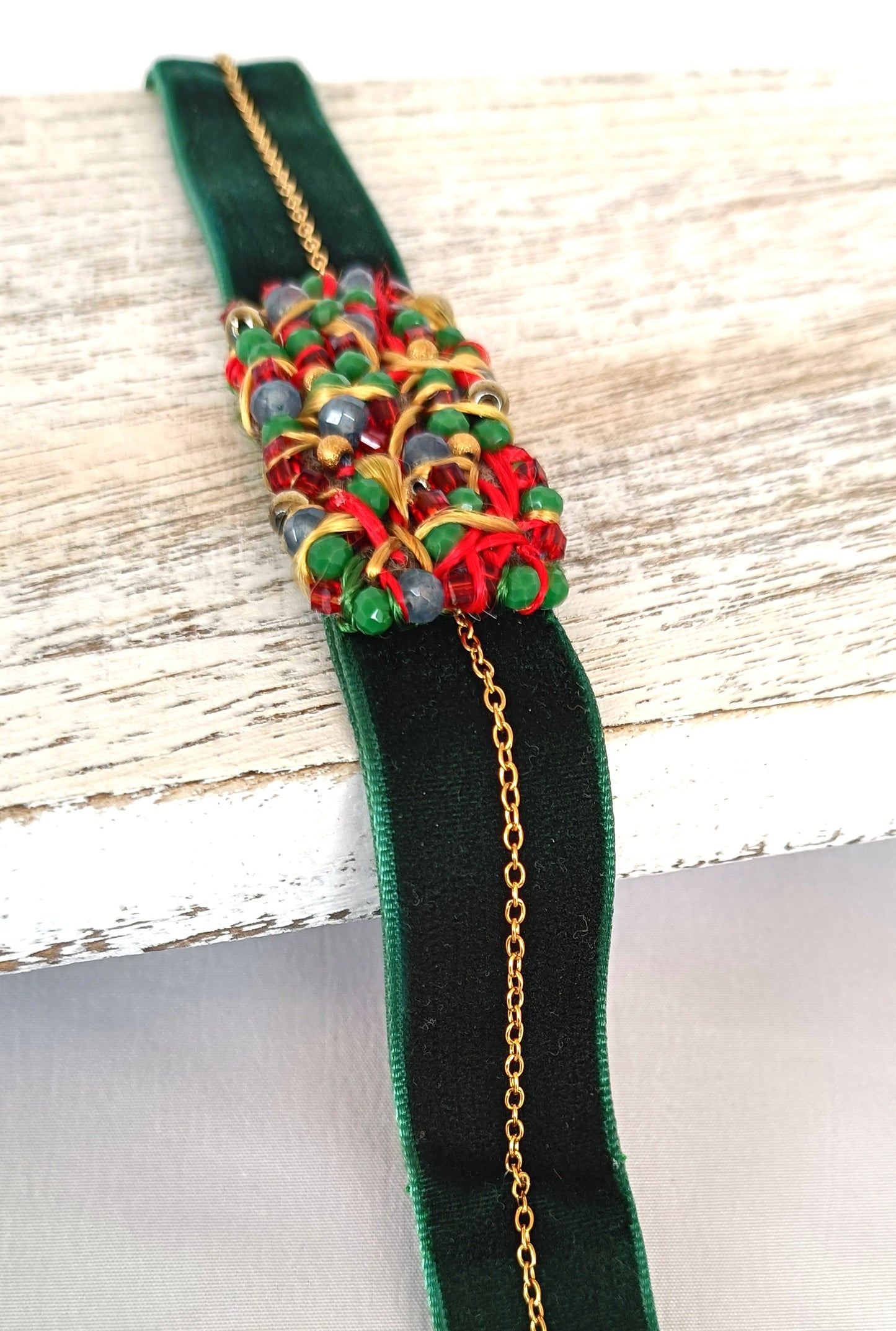 Choker de terciopelo verde con cuentas y cadena dorada.