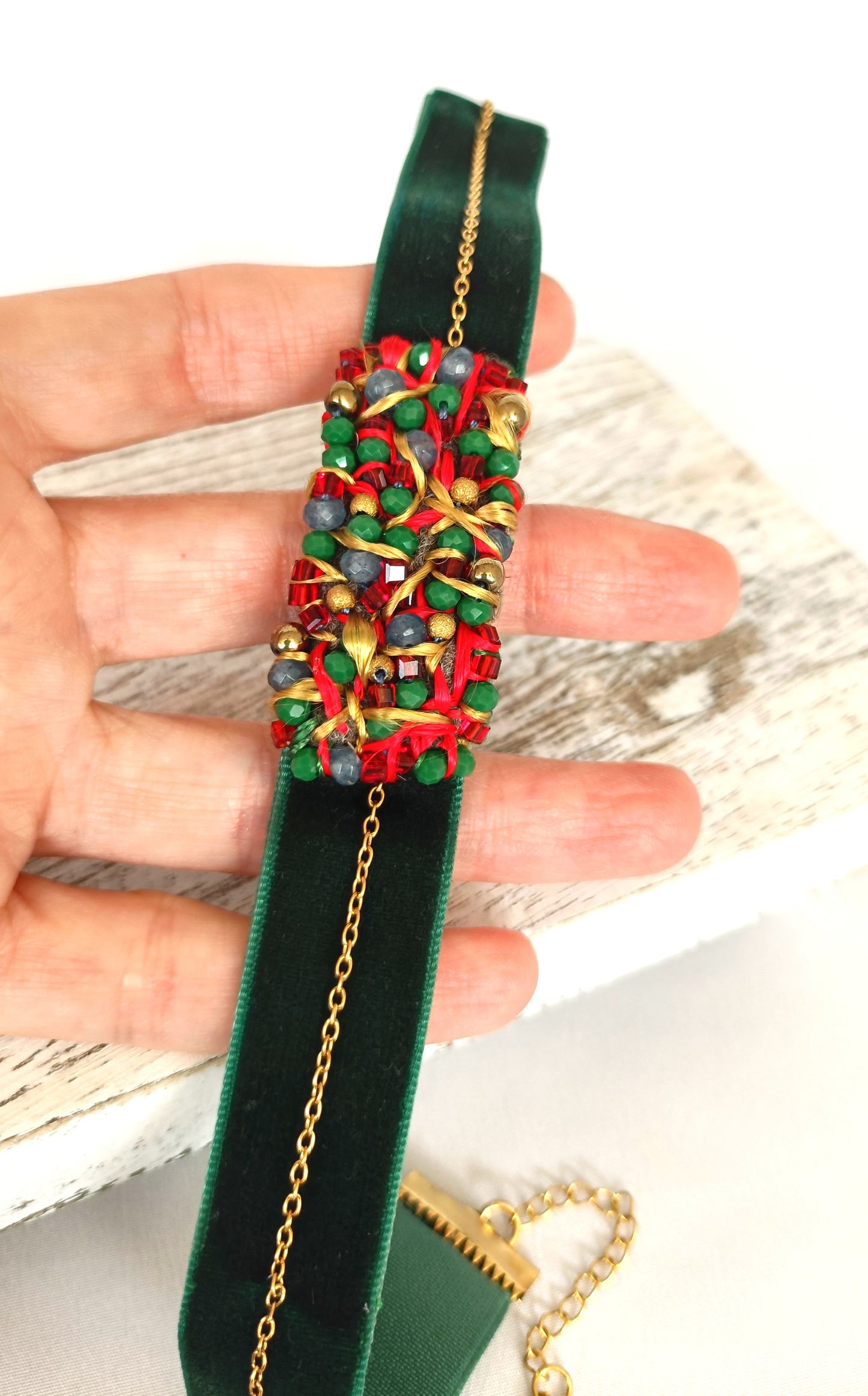 Choker de terciopelo verde con cuentas y cadena dorada.