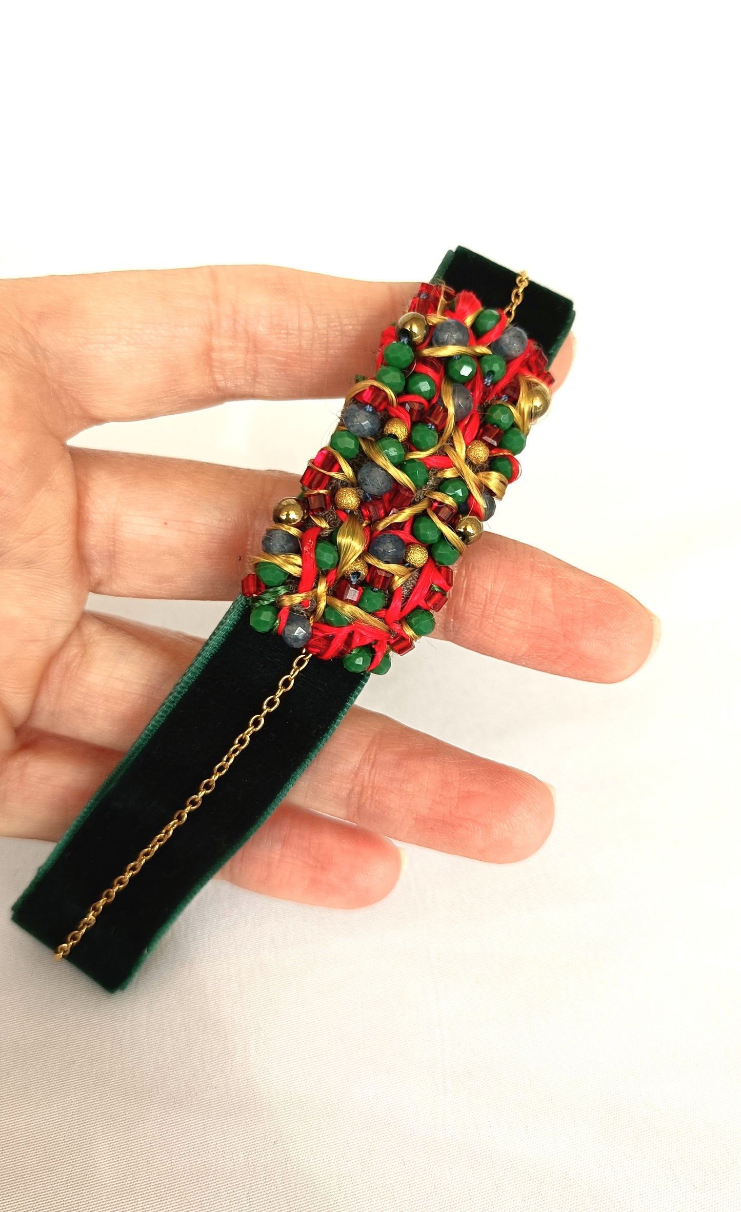 Choker de terciopelo verde con cuentas y cadena dorada.