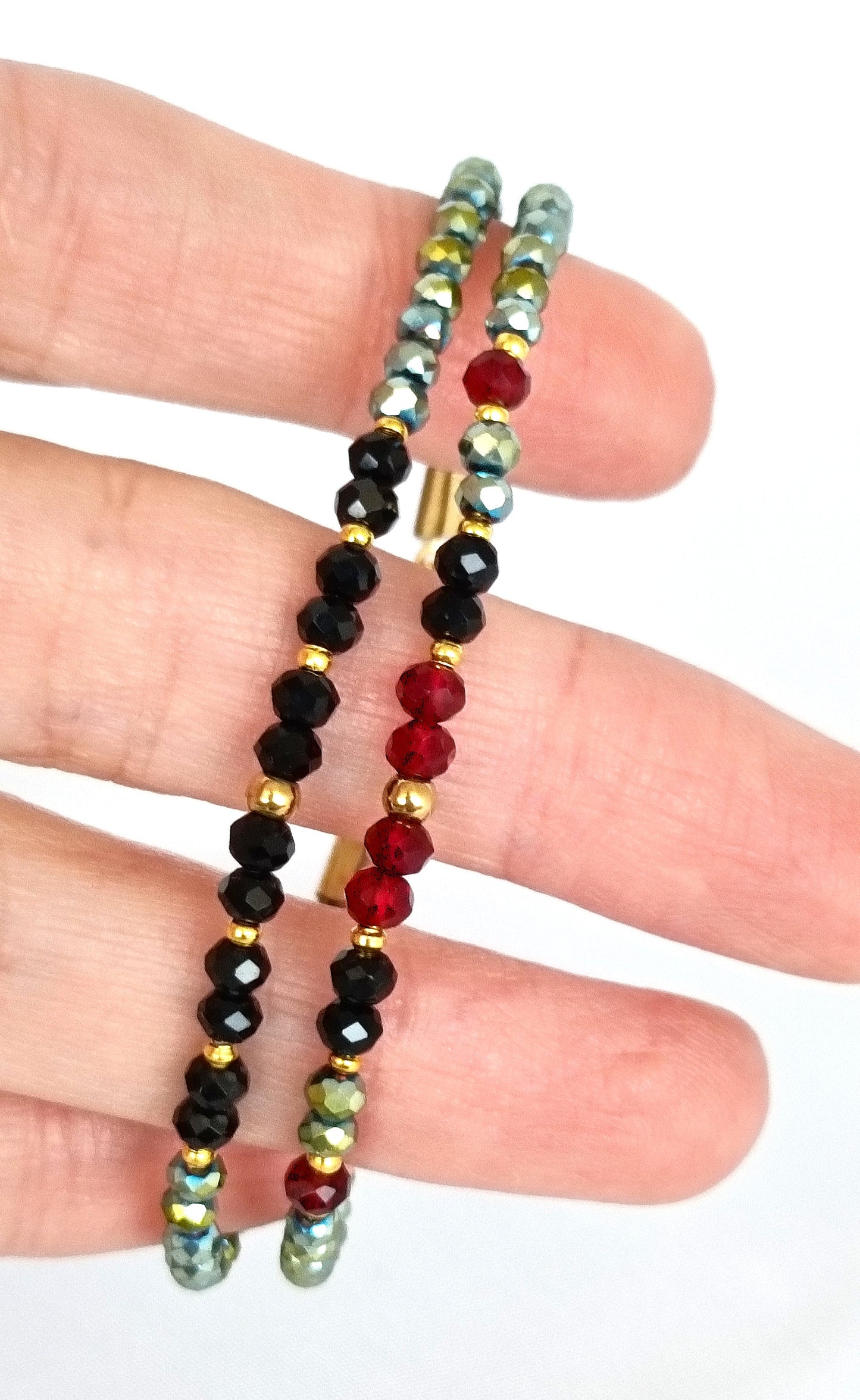 Pulsera doble de vidrio verde, rojo y negro.