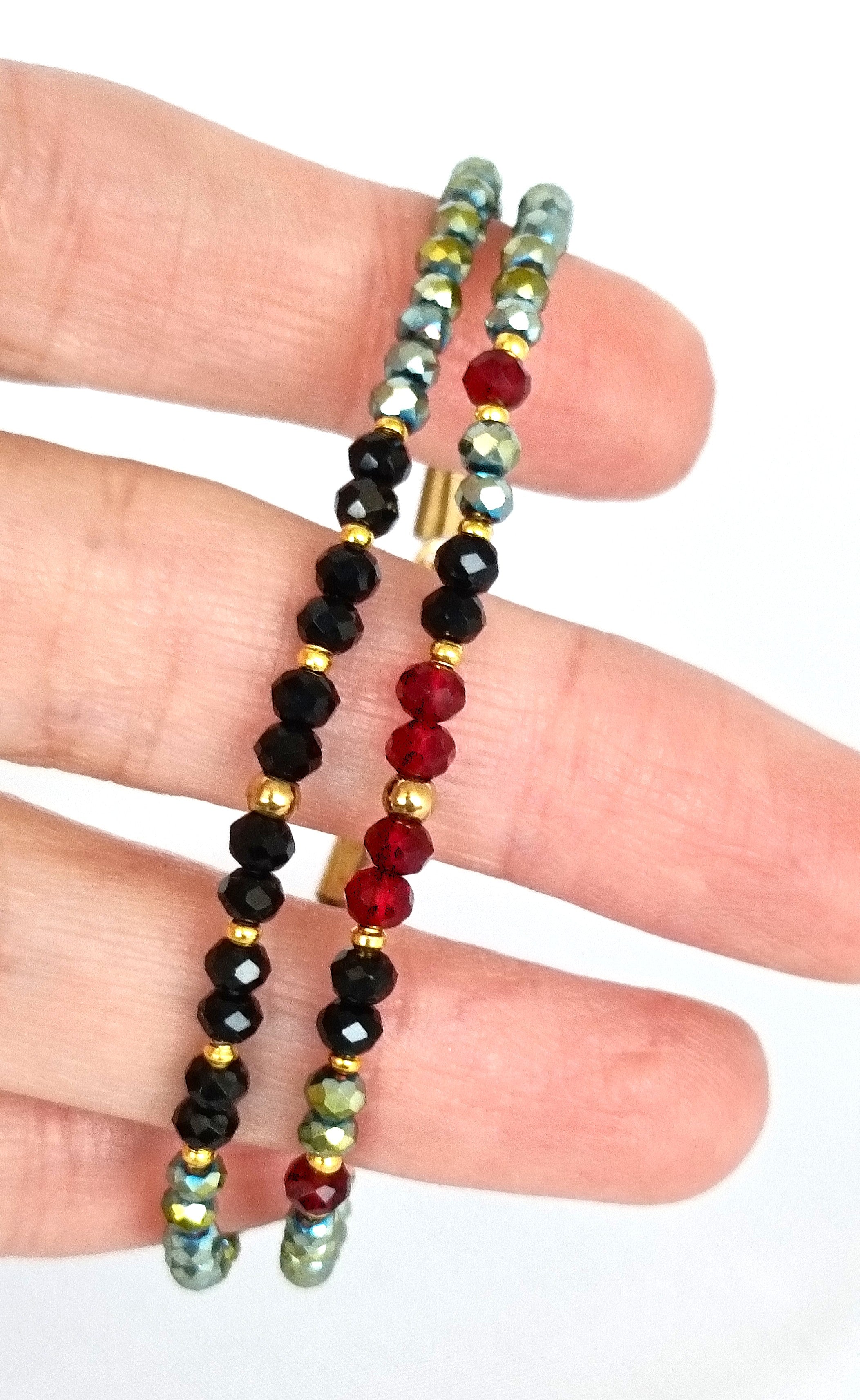 Pulsera doble de vidrio verde, rojo y negro.