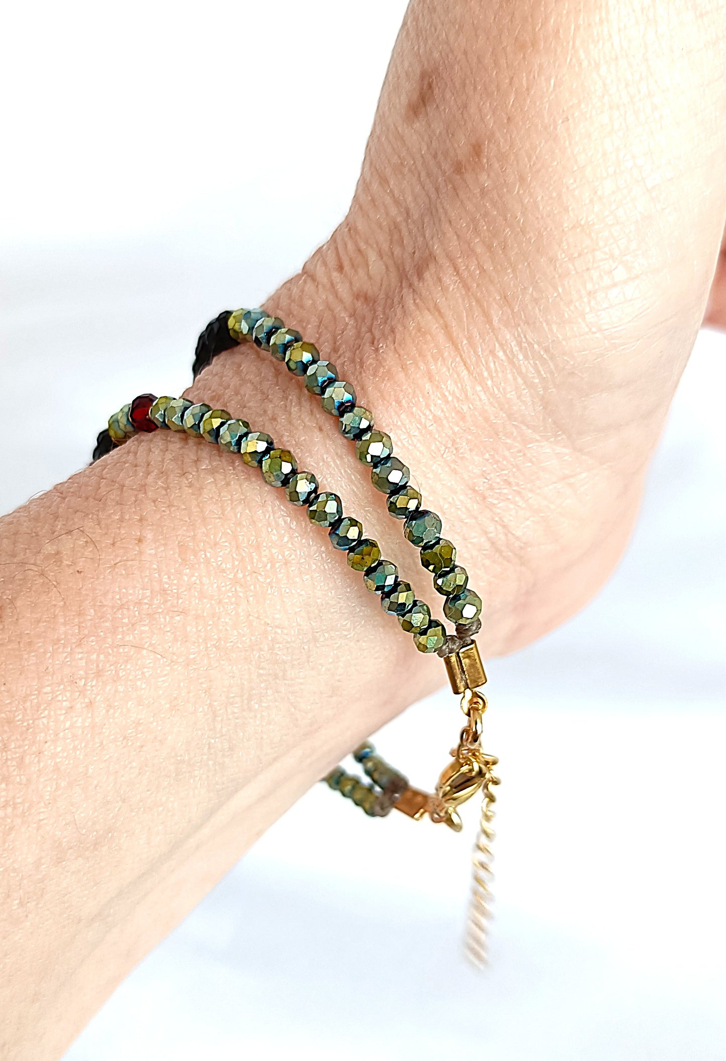 Pulsera doble de vidrio verde, rojo y negro.