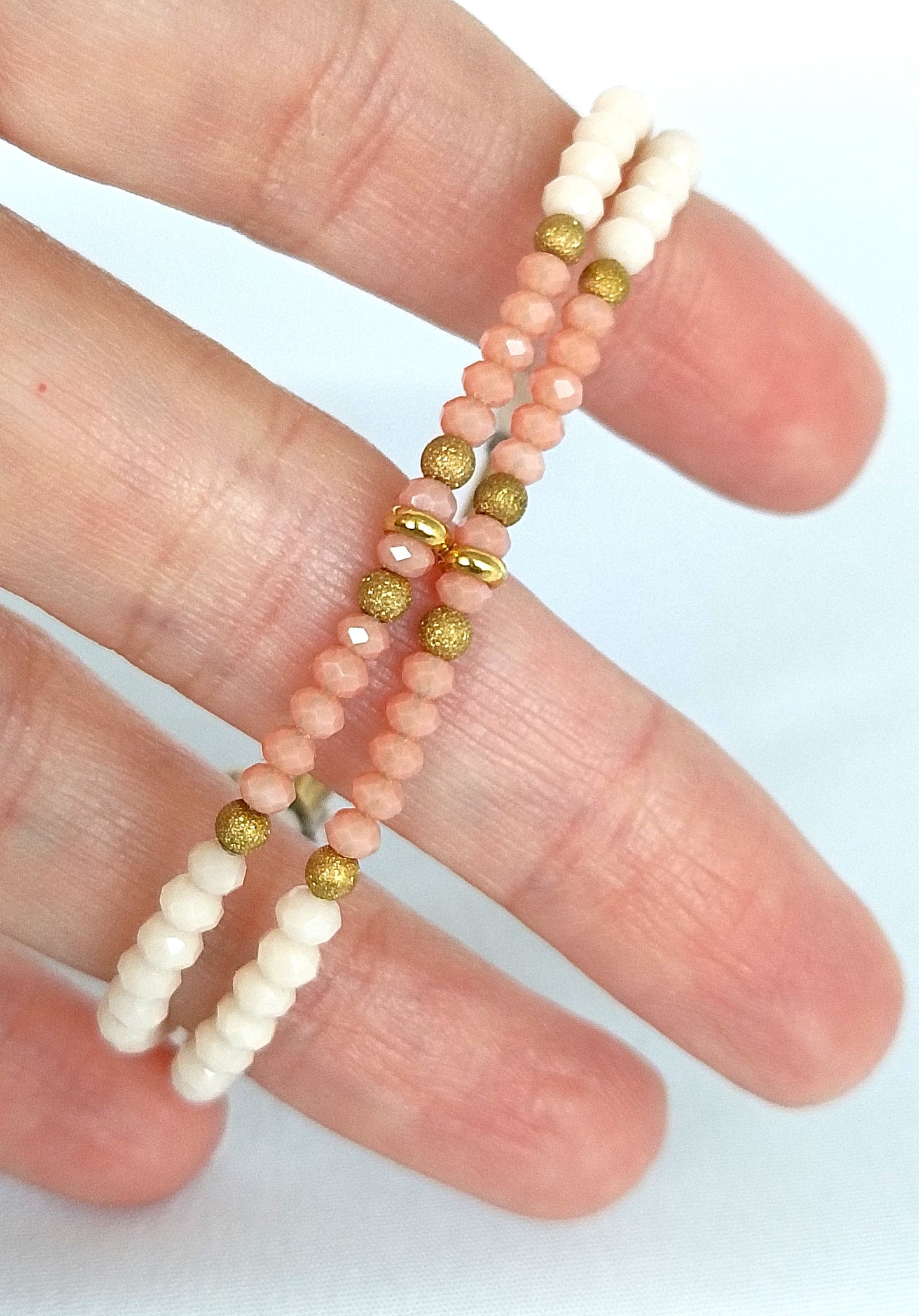 Pulsera de cristal doble blanco y rosa.