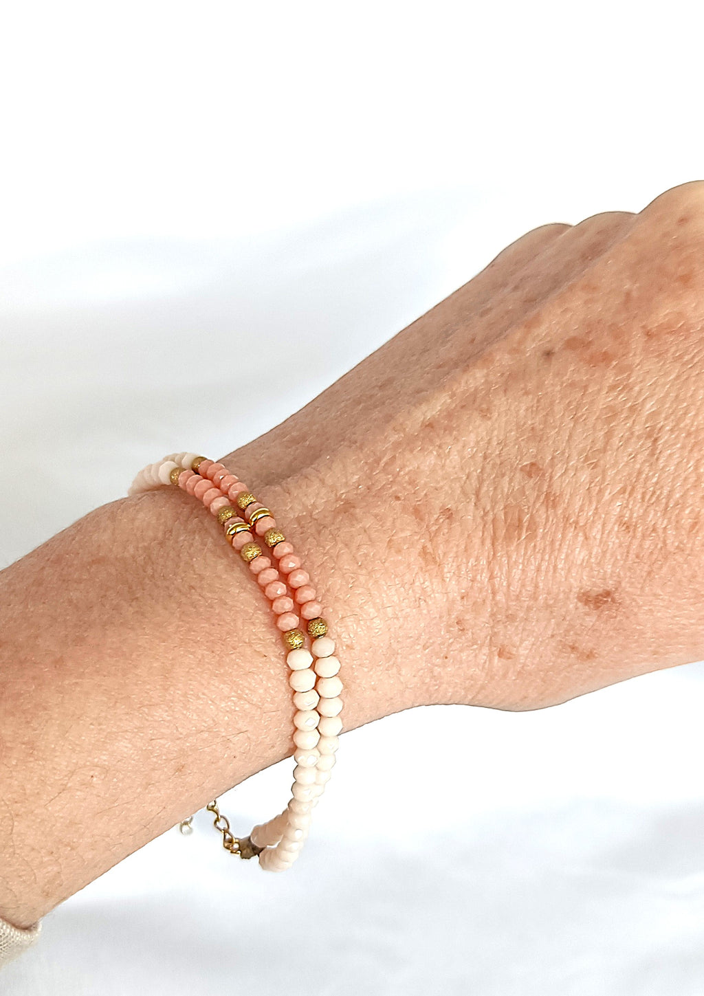 Pulsera de cristal doble blanco y rosa.