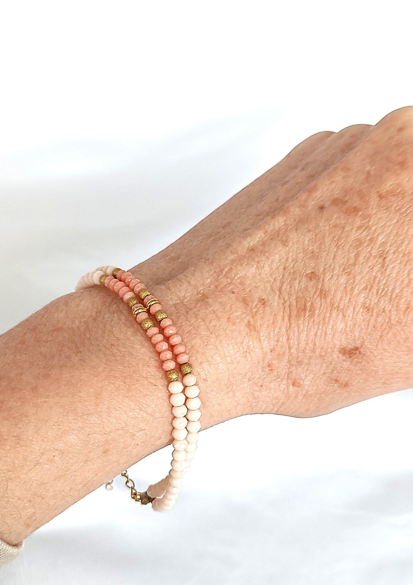 Pulsera de cristal doble blanco y rosa.