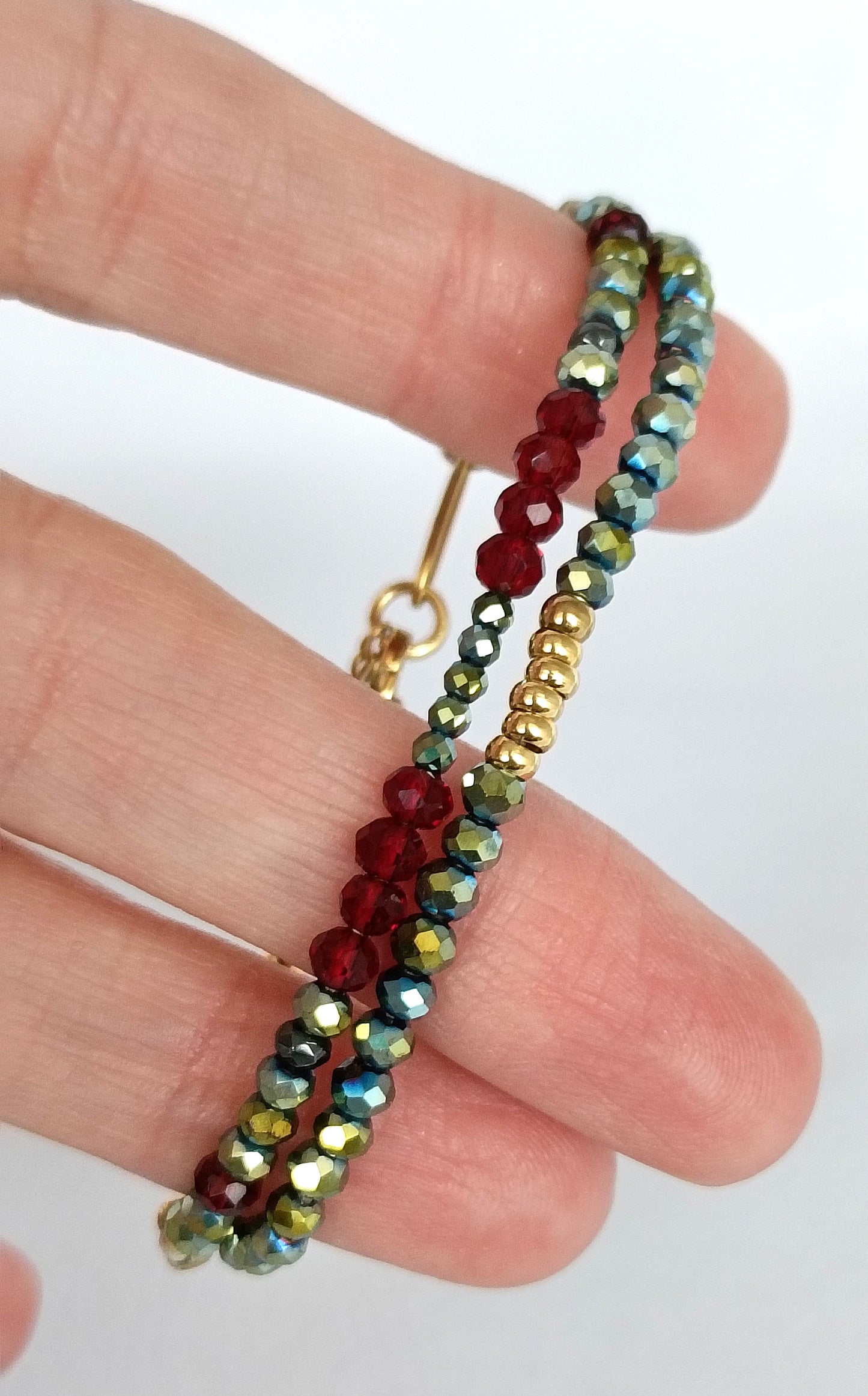 Pulsera doble de cristal rojo, verde y dorado.