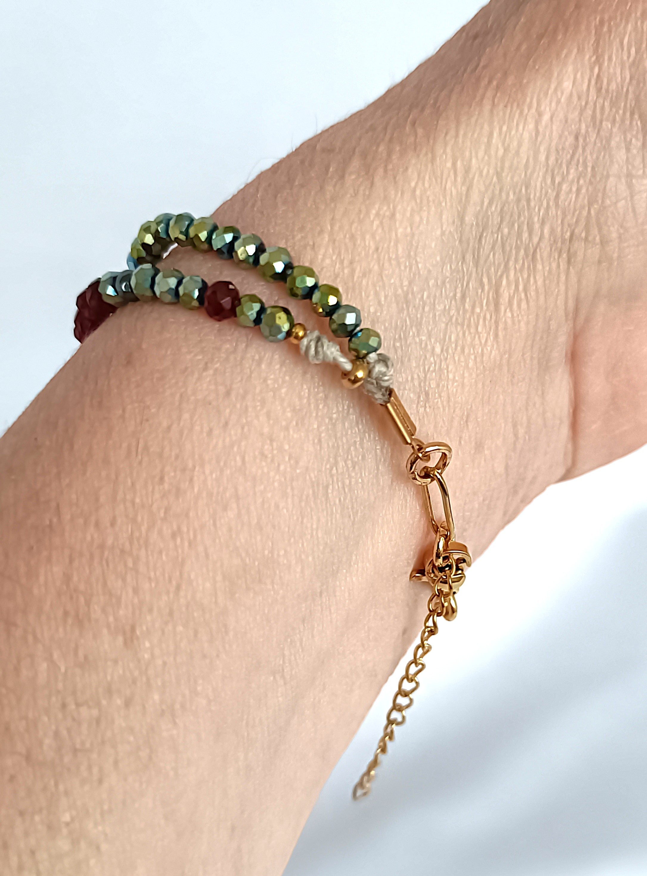 Pulsera doble de cristal rojo, verde y dorado.