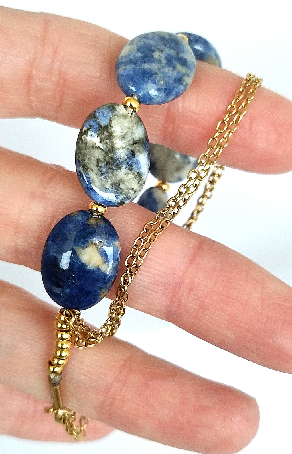 Pulsera de sodalitas azules.