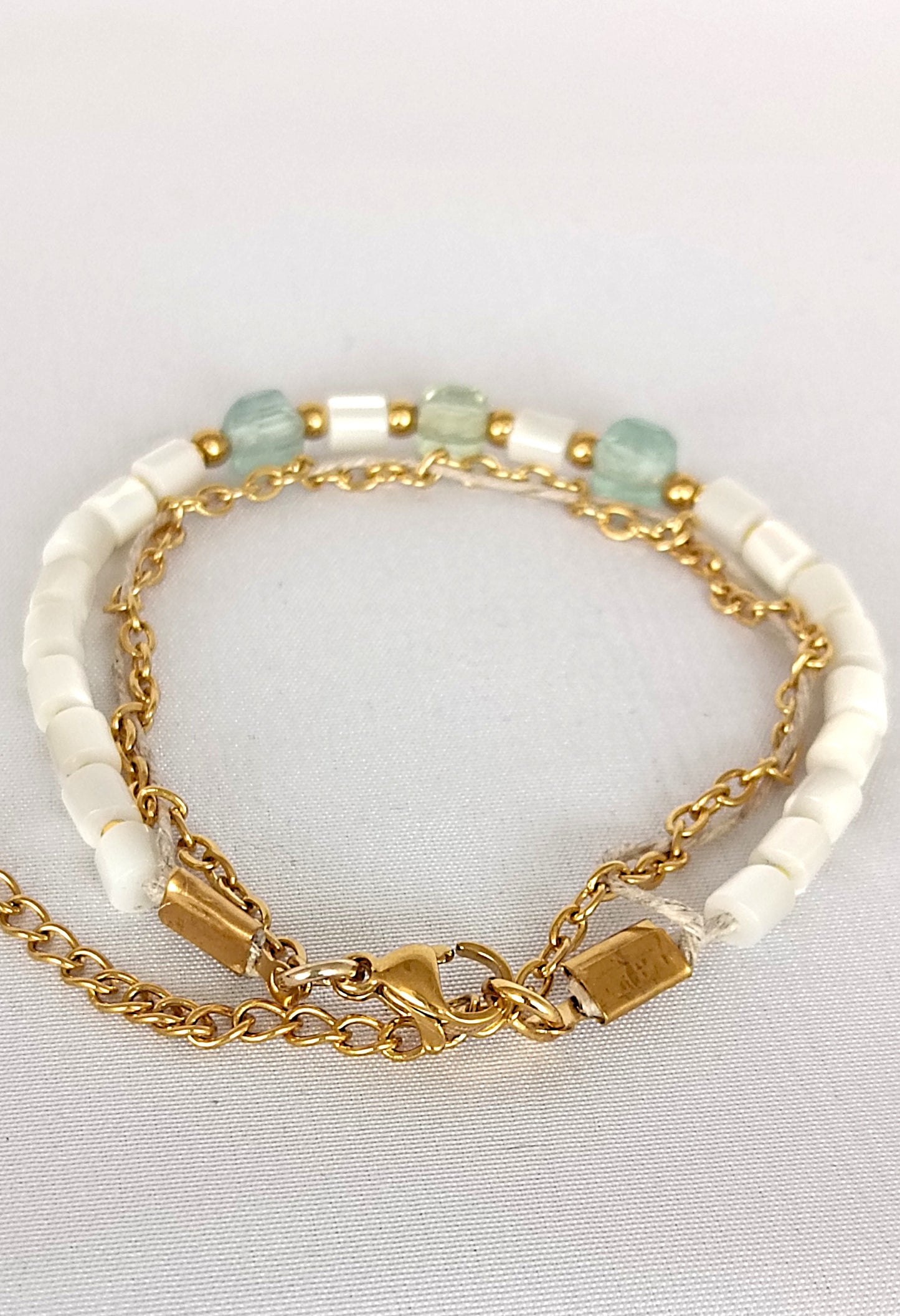 Pulsera blanca y verde de concha y fluorita.