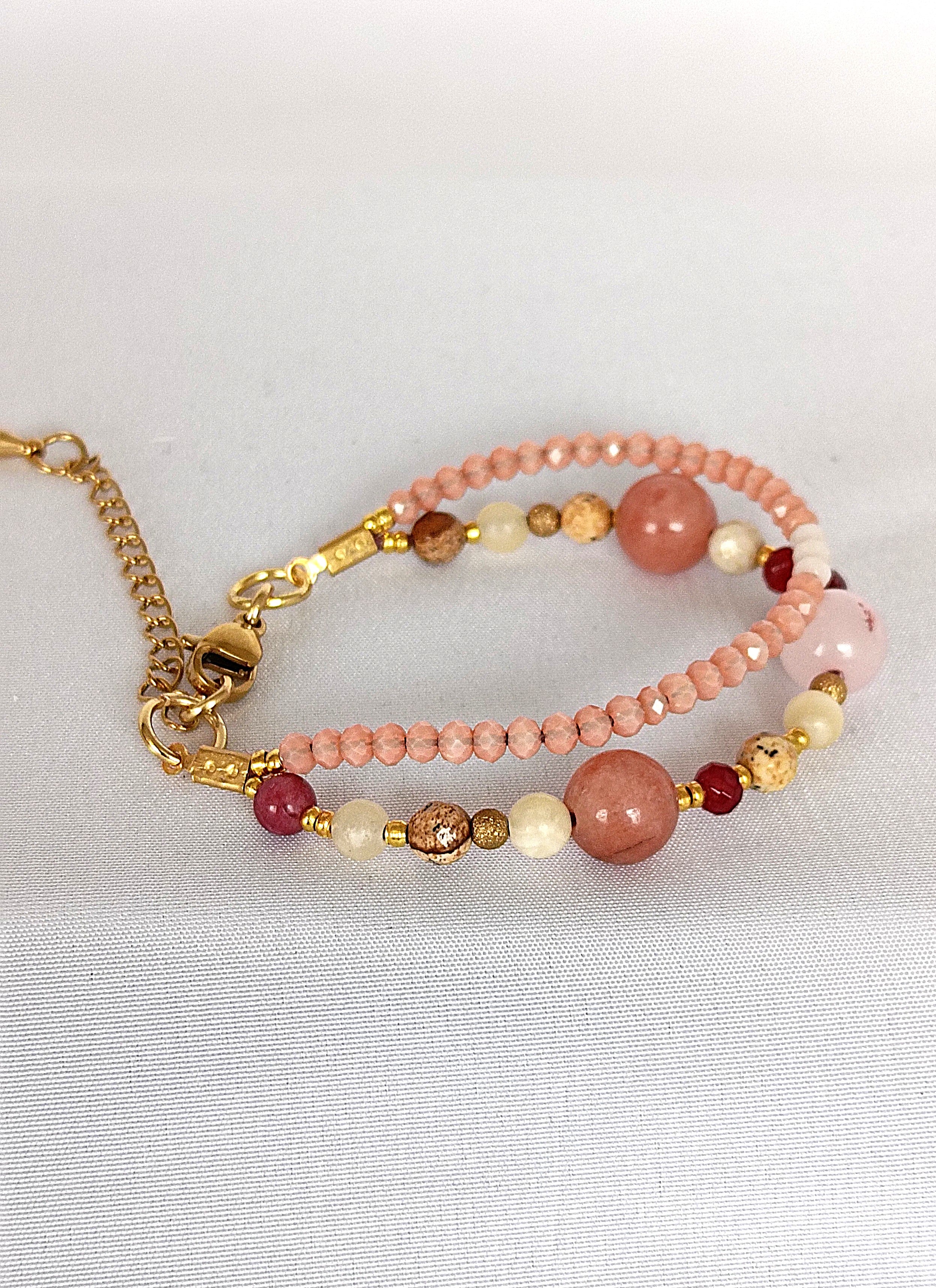 Pulsera doble en tonos rosa y granate.