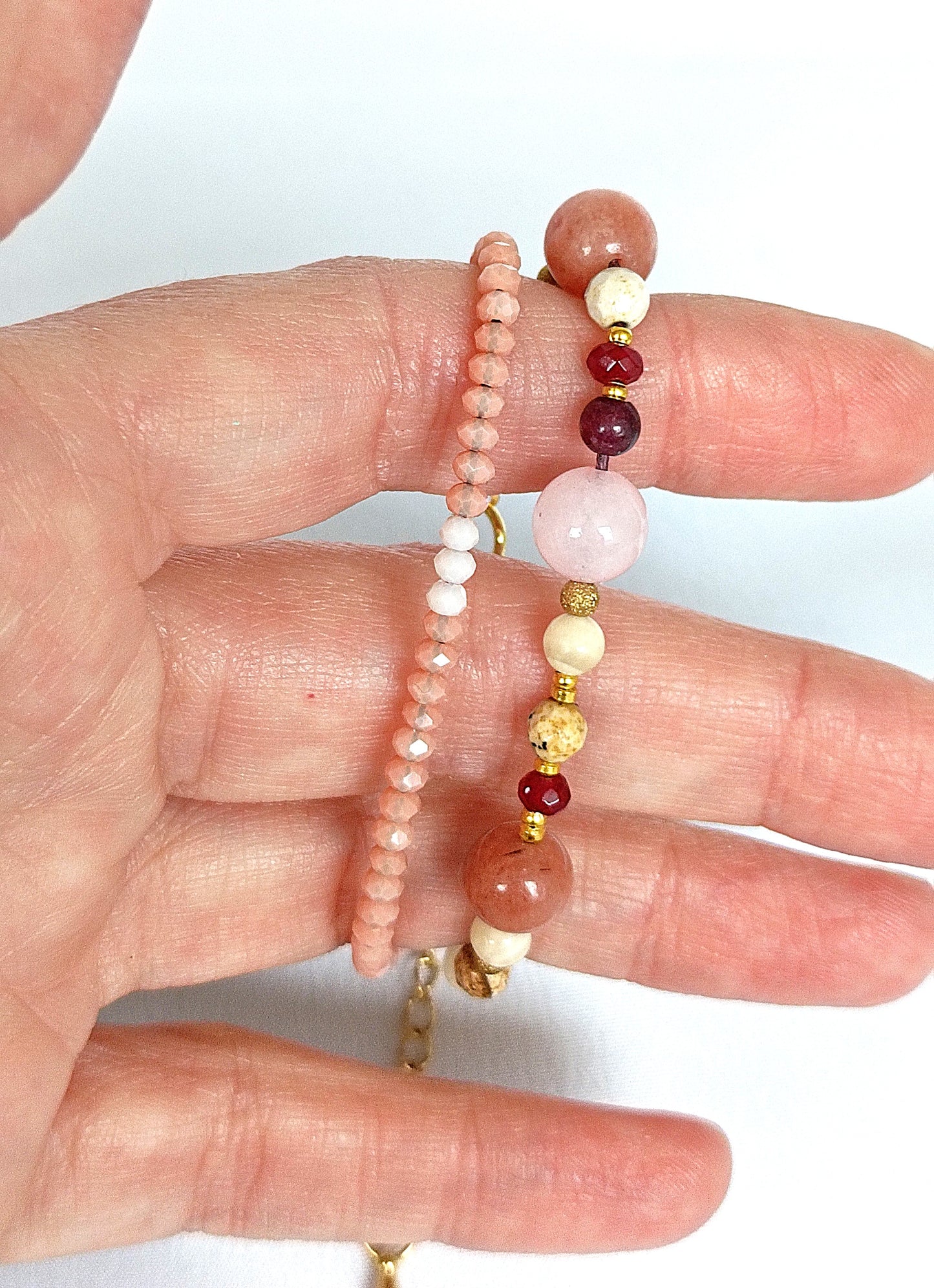 Pulsera doble en tonos rosa y granate.