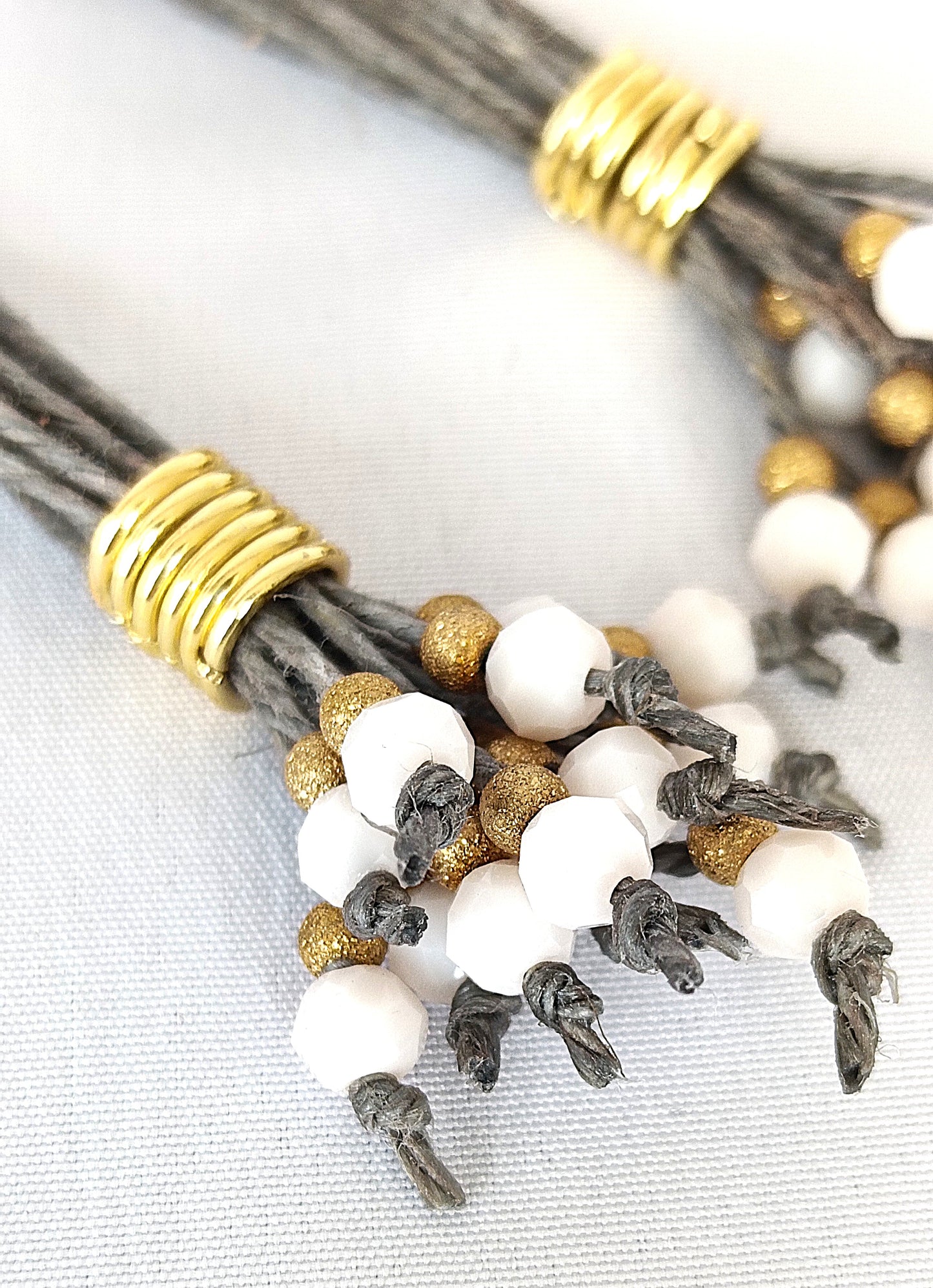 Pendientes de lino y cuentas de cristal y acero.