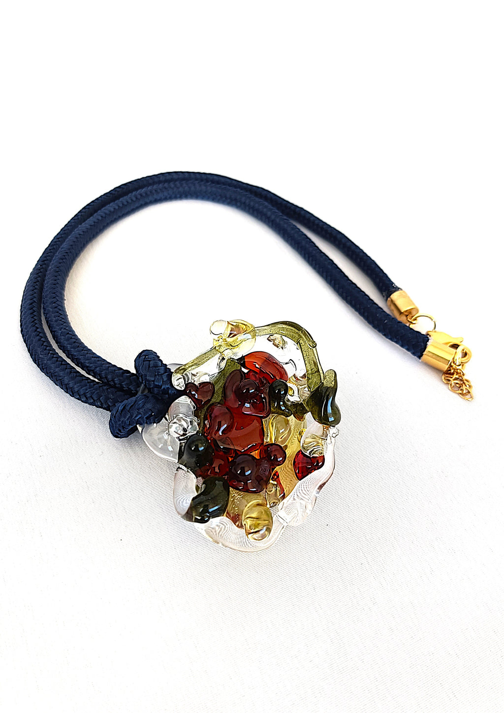 Collar con colgante de vidrio.