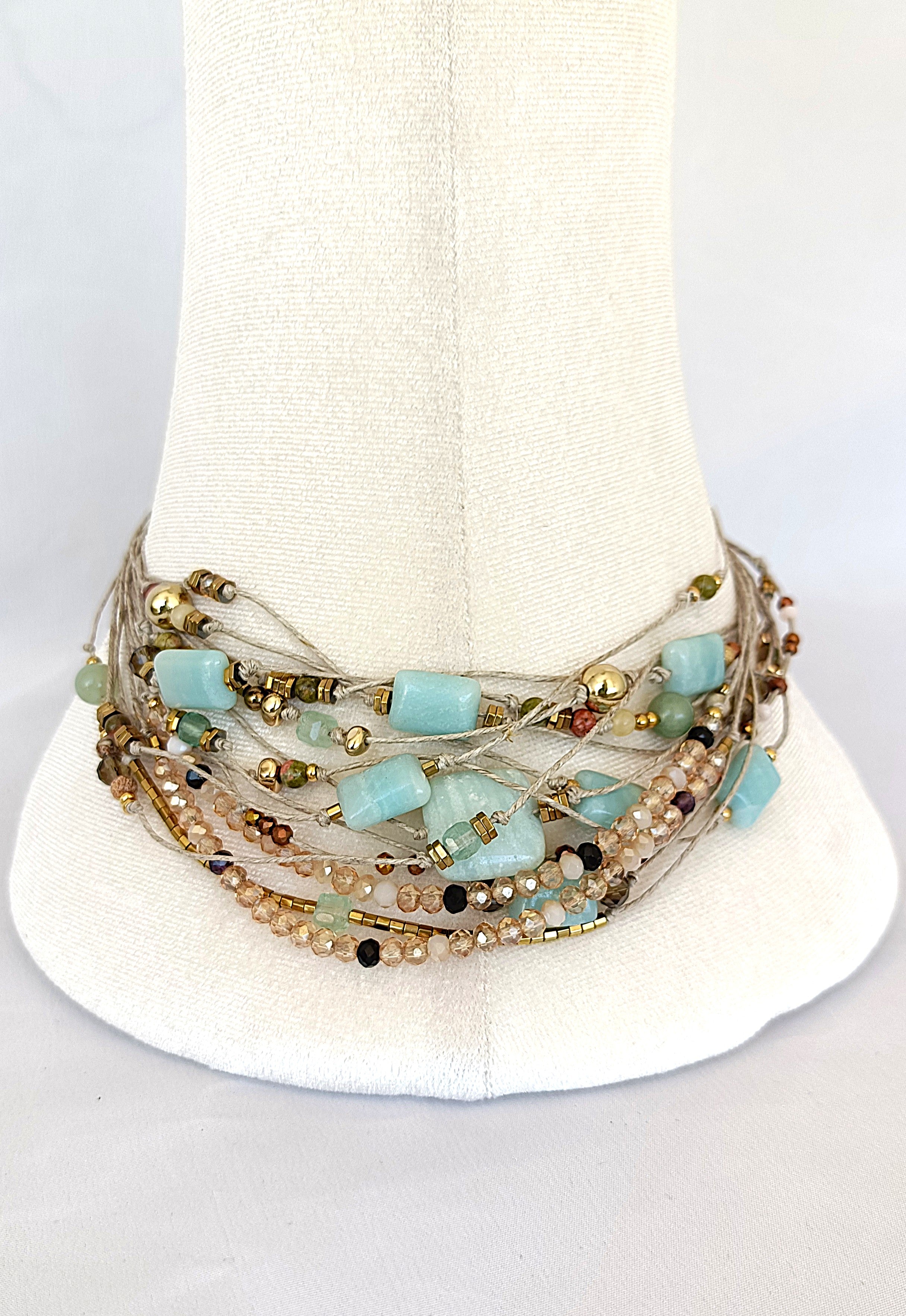 Collar de lino con piedras naturales y detalles en tonos suaves