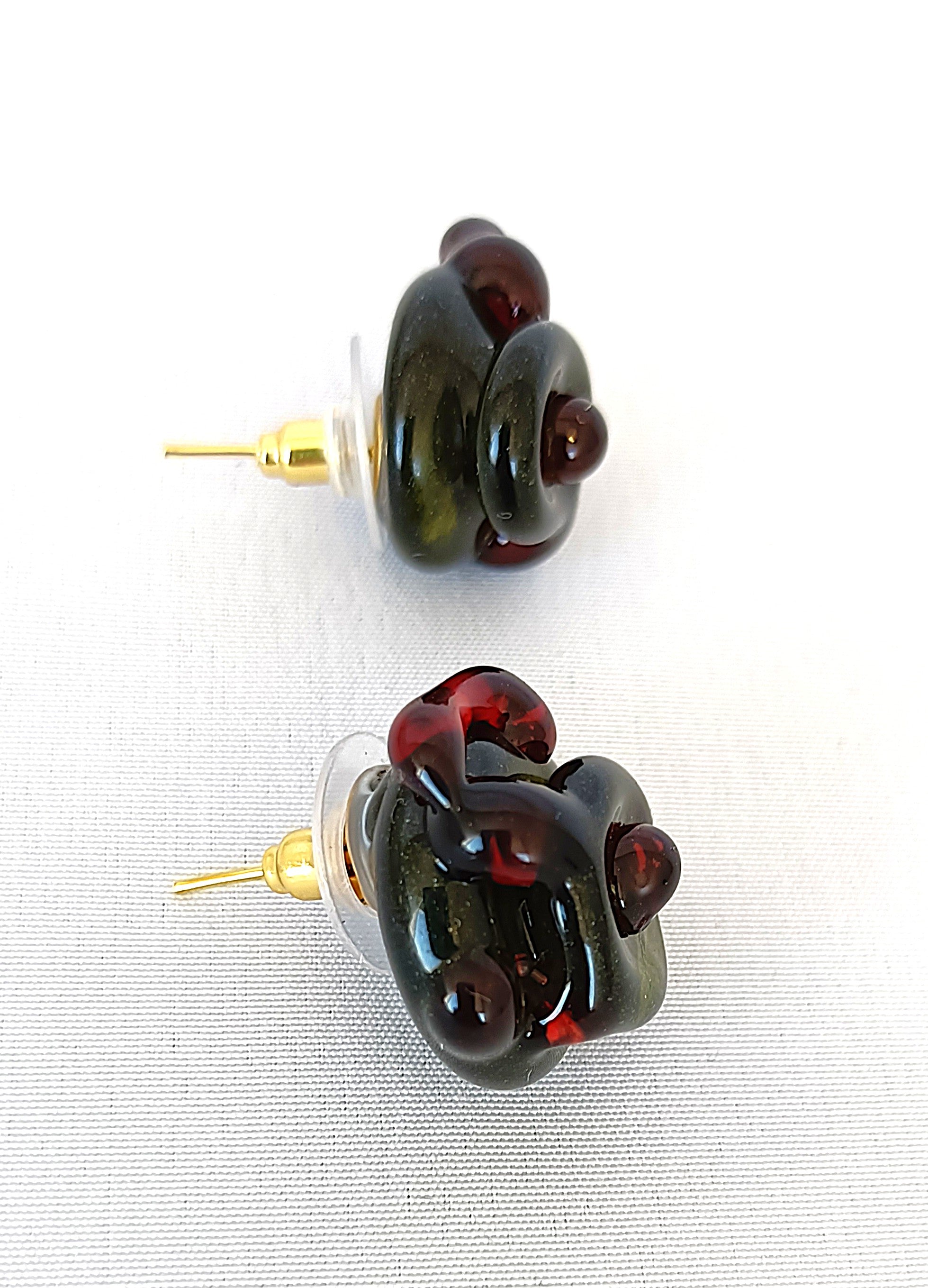 Pendientes de vidrio en verde y rojo.