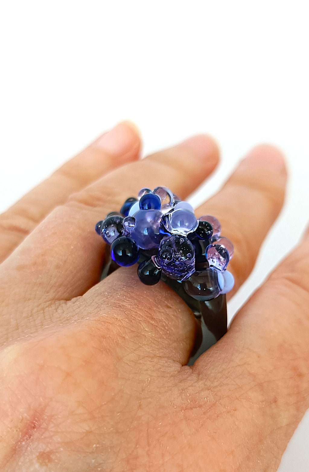 ANILLO DE VIDRIO CON BOLITAS