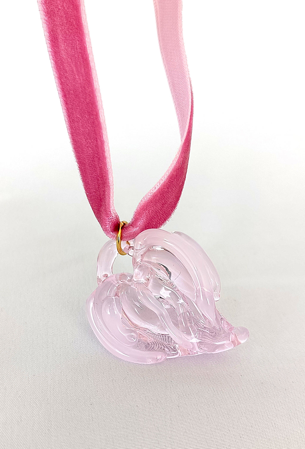 COLGANTE DE CORAZÓN DE VIDRIO ROSA