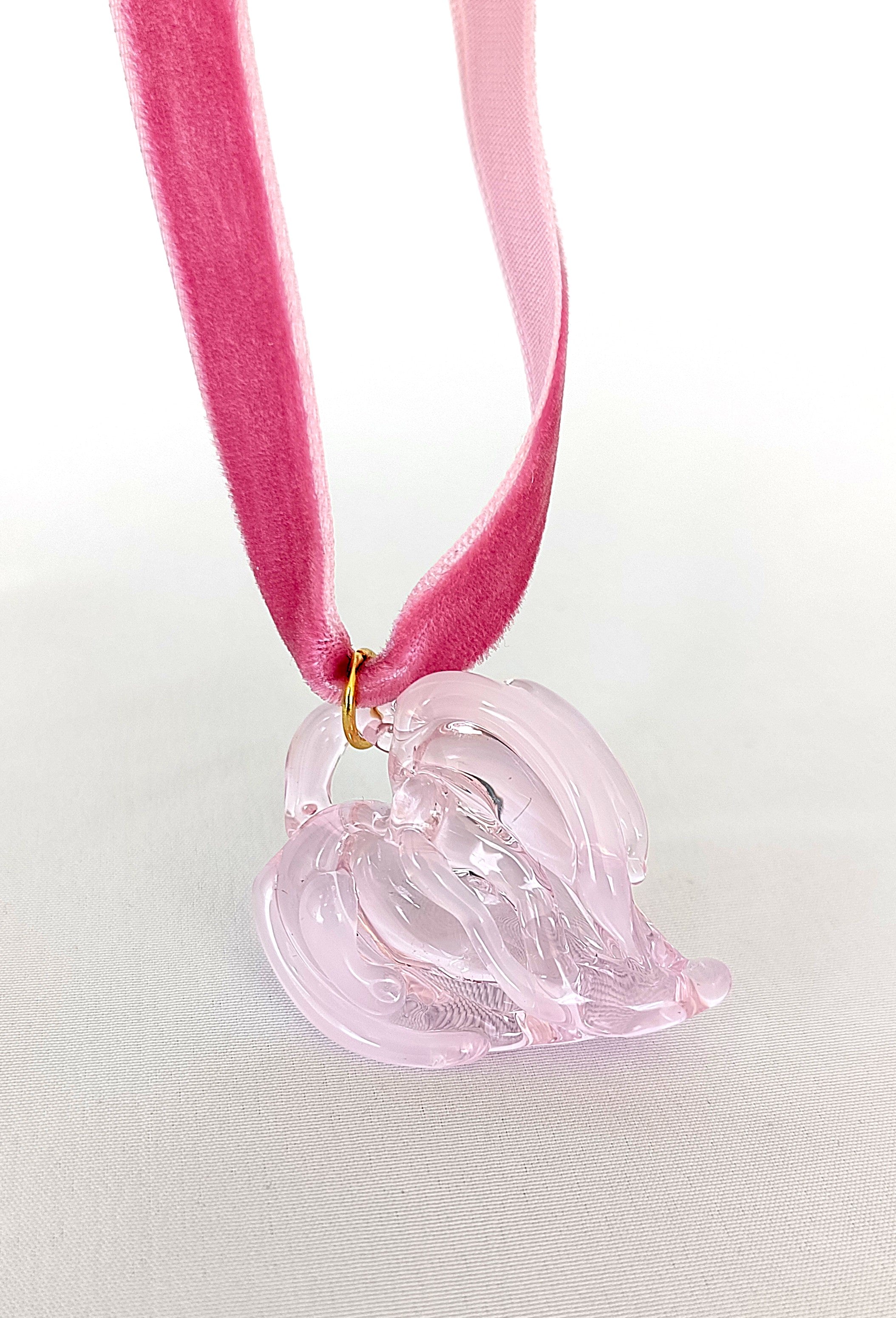 COLGANTE DE CORAZÓN DE VIDRIO ROSA