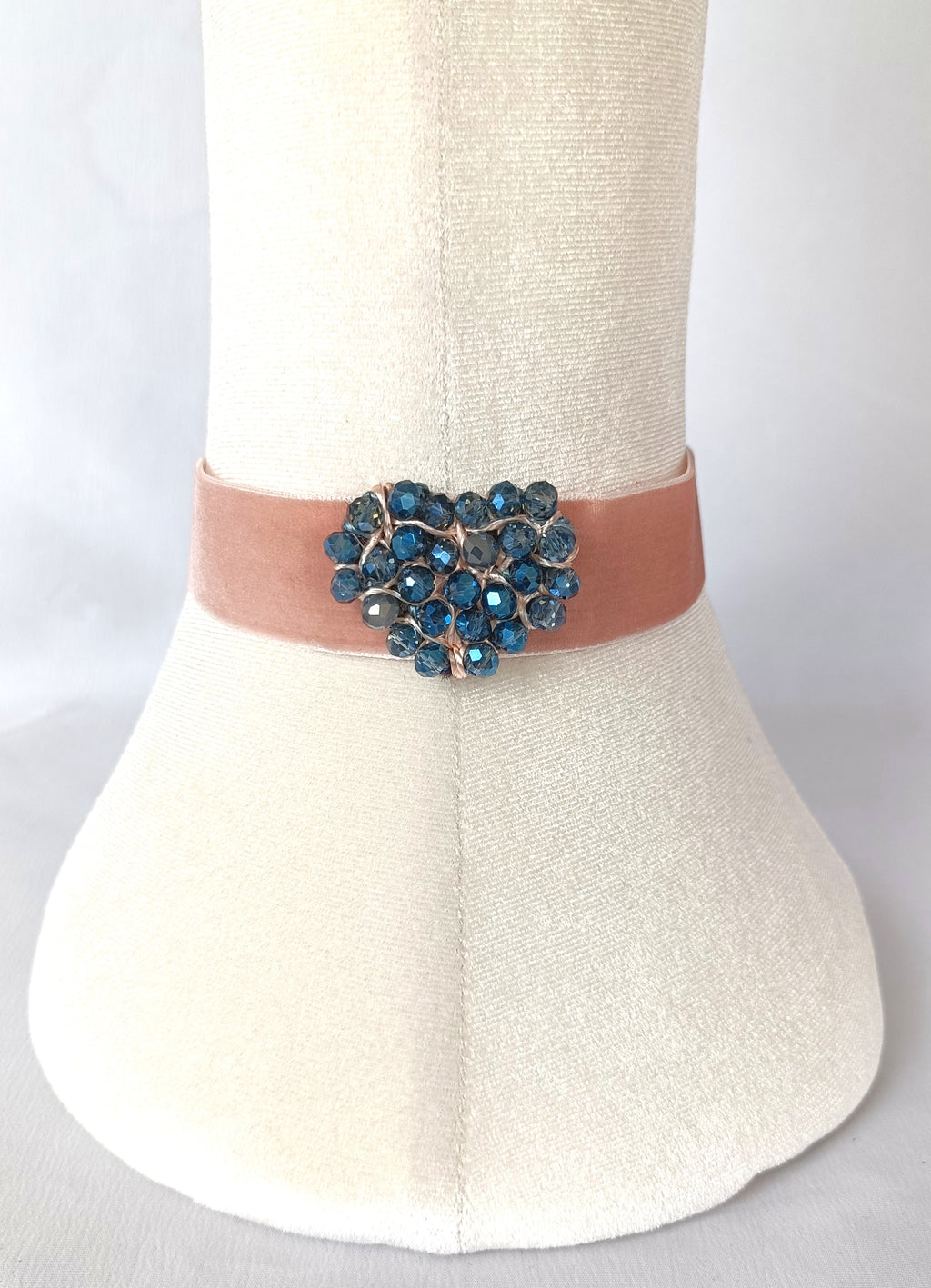 Choker de terciopelo rosa salmón con corazón de cristal azul
