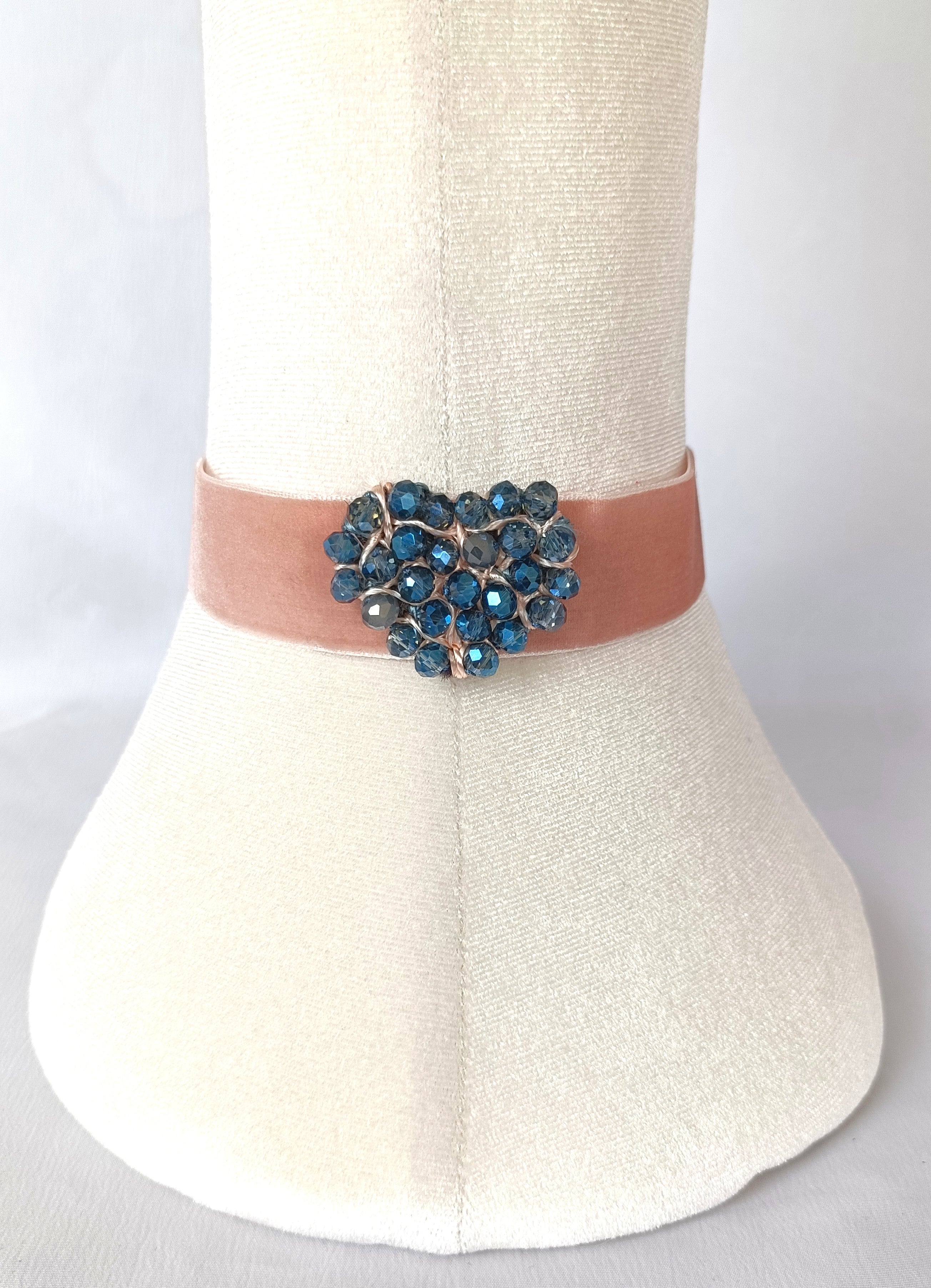 Choker de terciopelo rosa salmón con corazón de cristal azul