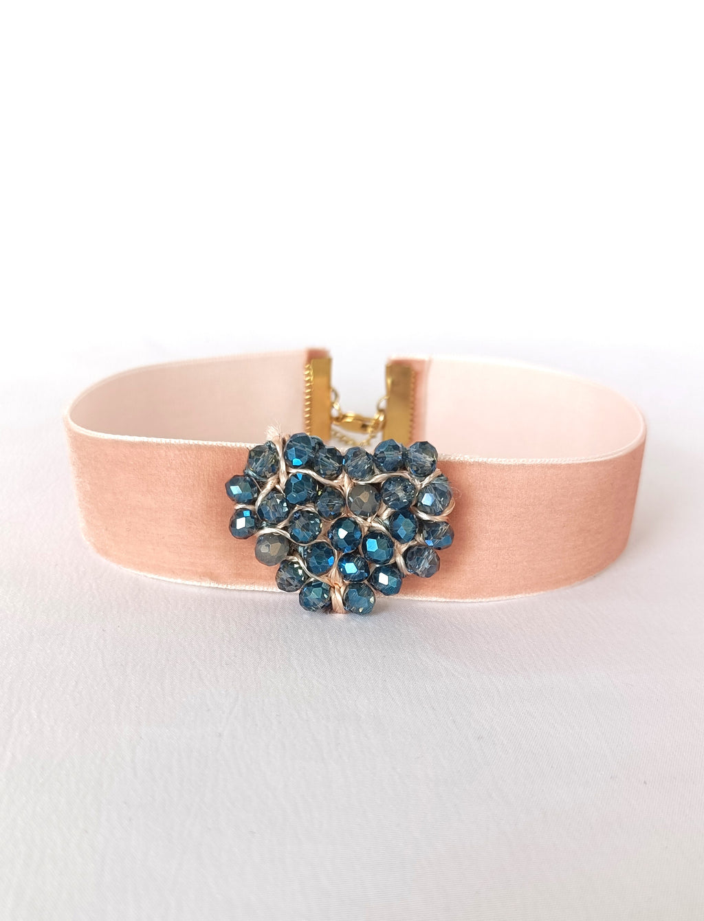Choker de terciopelo rosa salmón con corazón de cristal azul