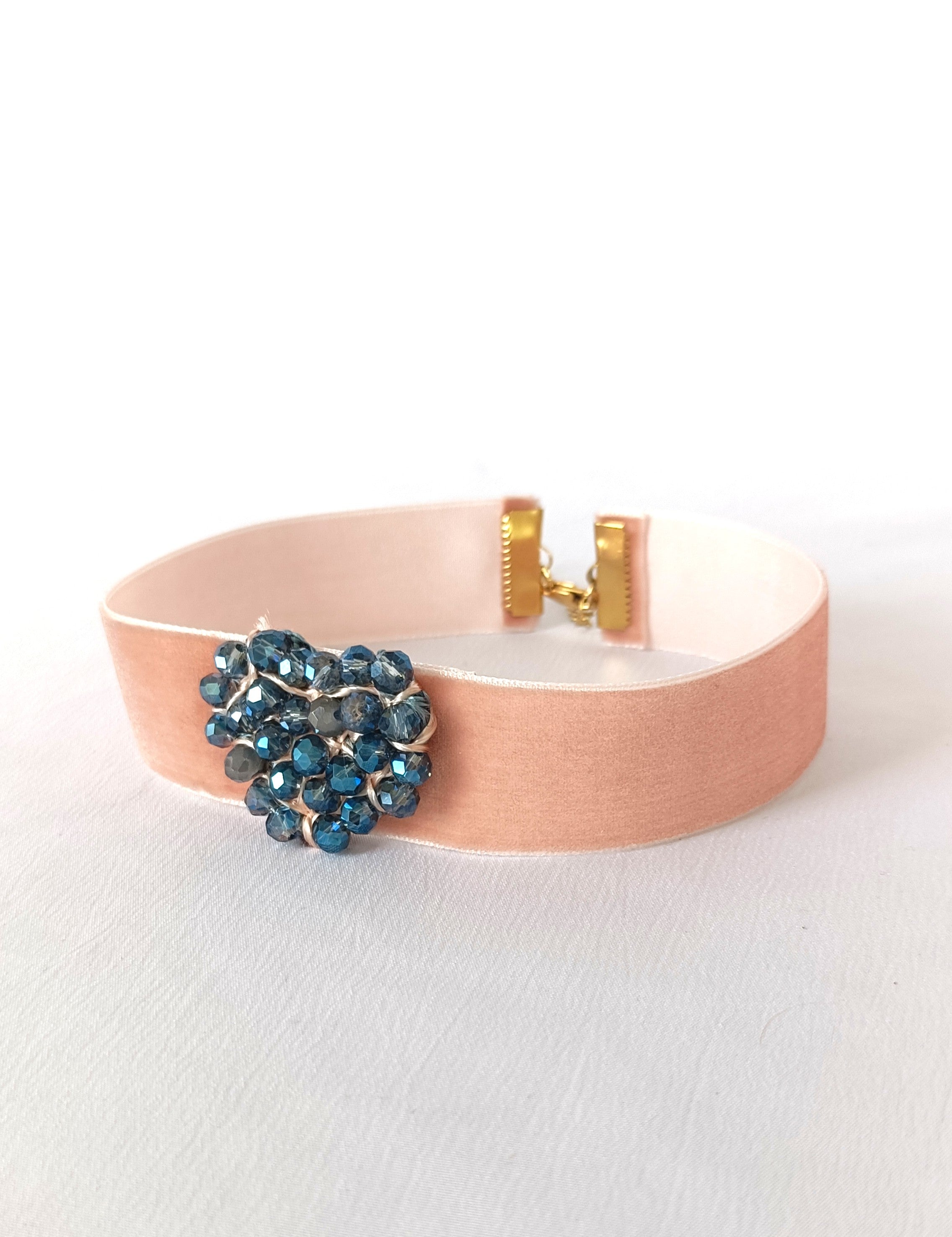 Choker de terciopelo rosa salmón con corazón de cristal azul