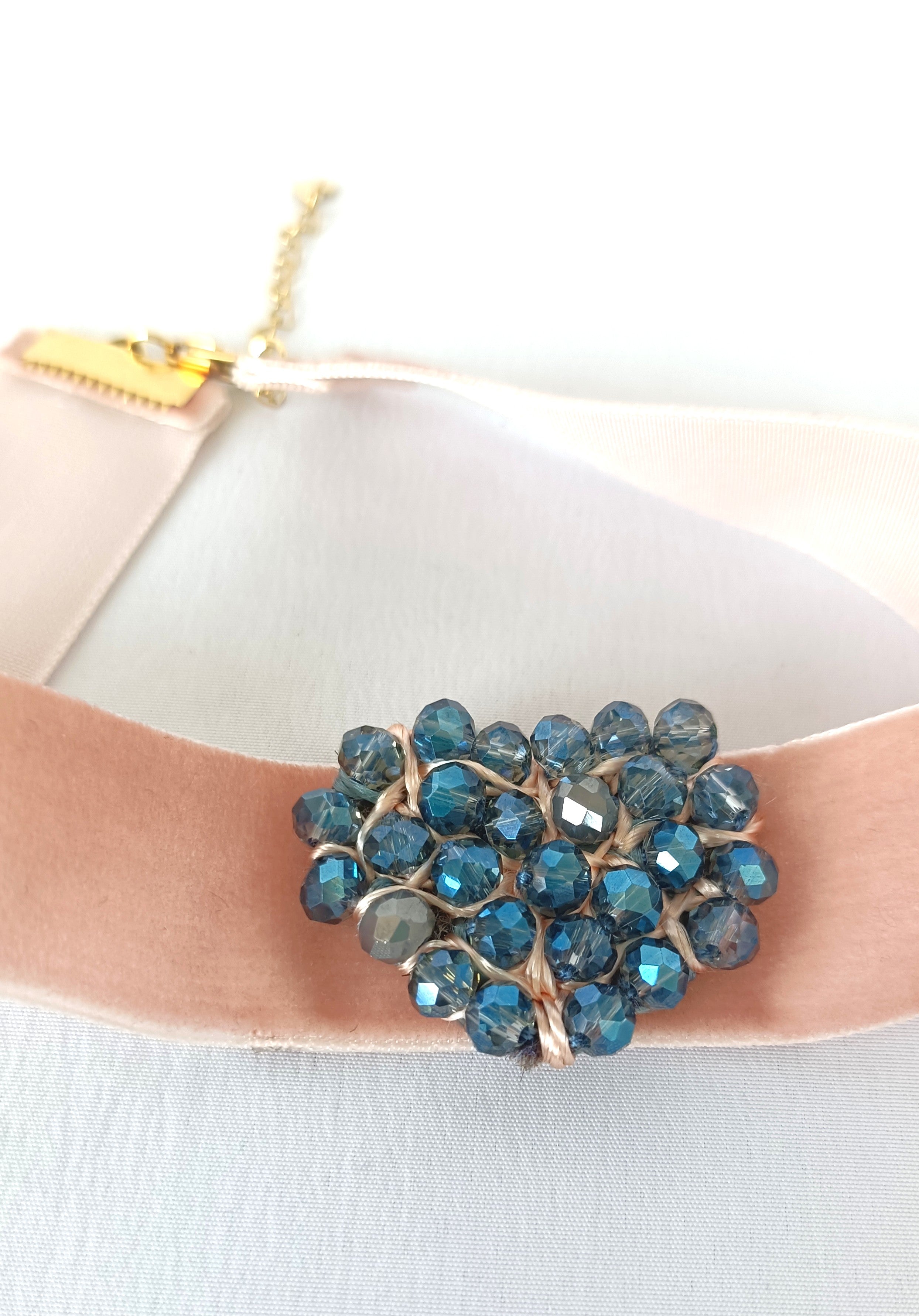 Choker de terciopelo rosa salmón con corazón de cristal azul