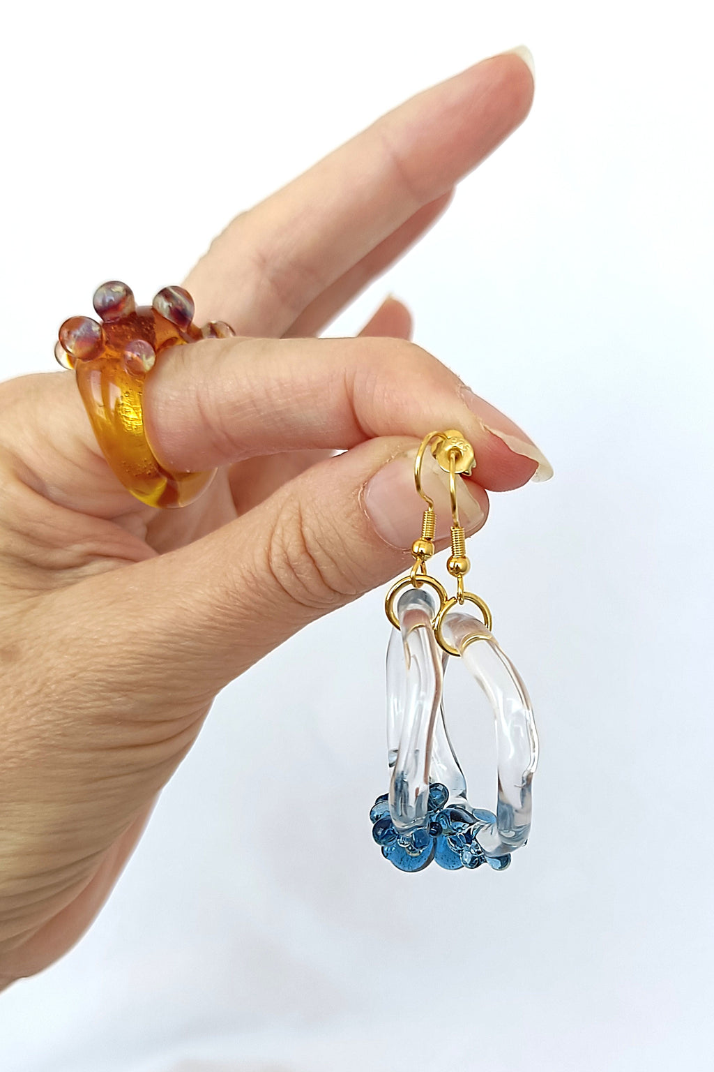 Pendientes de aro con bolitas azules.