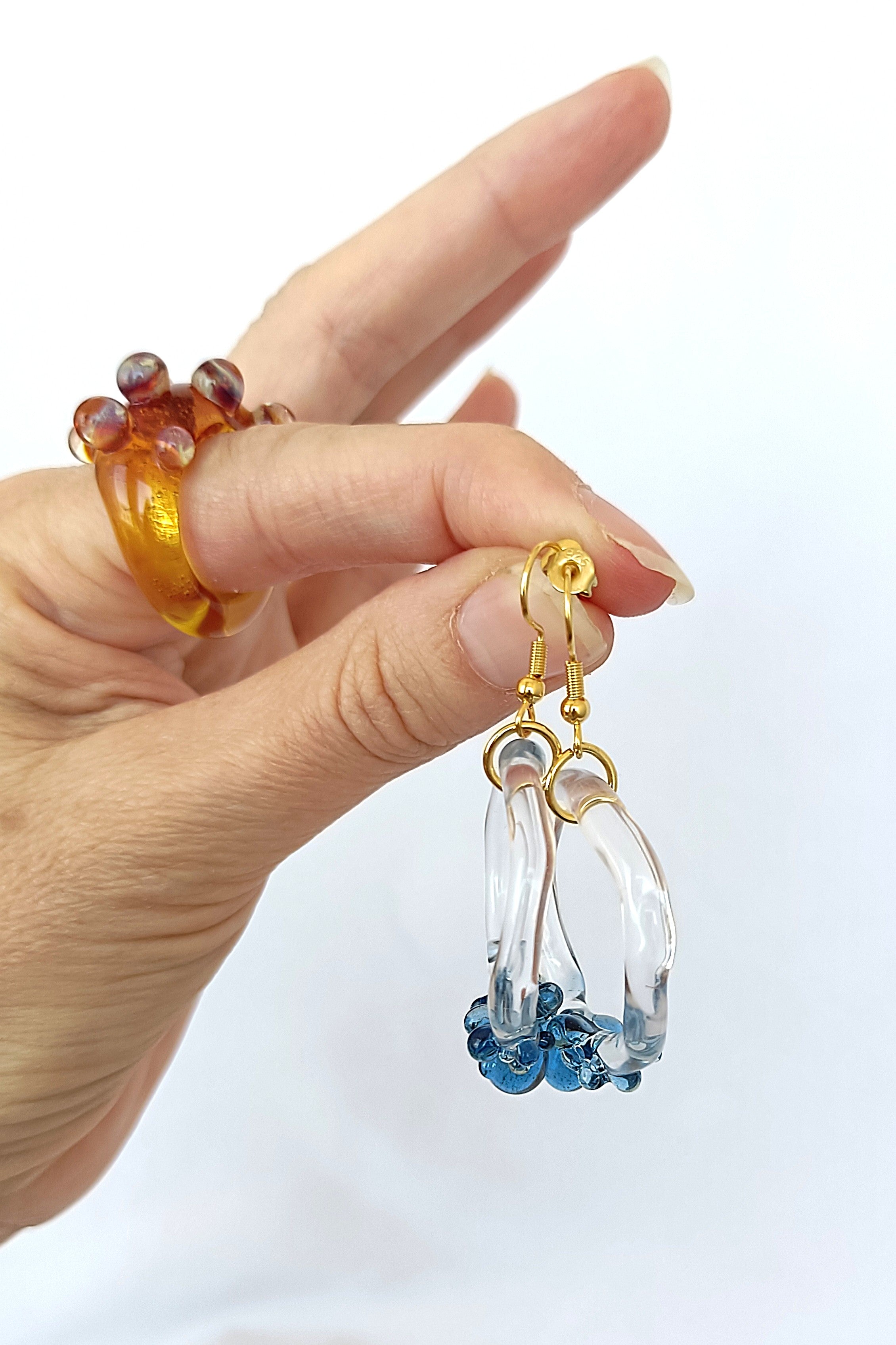 Pendientes de aro con bolitas azules.