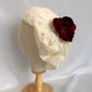 Tocado de encaje marfil para novia, Sombrero estilo vintage con flores rojas para novia, Sombrero de encaje marfil para novia vintage, Sombrero de novia blanco y rojo.