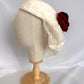 Tocado de encaje marfil para novia, Sombrero estilo vintage con flores rojas para novia, Sombrero de encaje marfil para novia vintage, Sombrero de novia blanco y rojo.