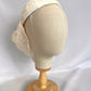 Tocado de encaje marfil para novia, Sombrero estilo vintage con flores rojas para novia, Sombrero de encaje marfil para novia vintage, Sombrero de novia blanco y rojo.