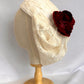 Tocado de encaje marfil para novia, Sombrero estilo vintage con flores rojas para novia, Sombrero de encaje marfil para novia vintage, Sombrero de novia blanco y rojo.