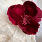Tocado de encaje marfil para novia, Sombrero estilo vintage con flores rojas para novia, Sombrero de encaje marfil para novia vintage, Sombrero de novia blanco y rojo.