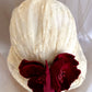 Tocado de encaje marfil para novia, Sombrero estilo vintage con flores rojas para novia, Sombrero de encaje marfil para novia vintage, Sombrero de novia blanco y rojo.