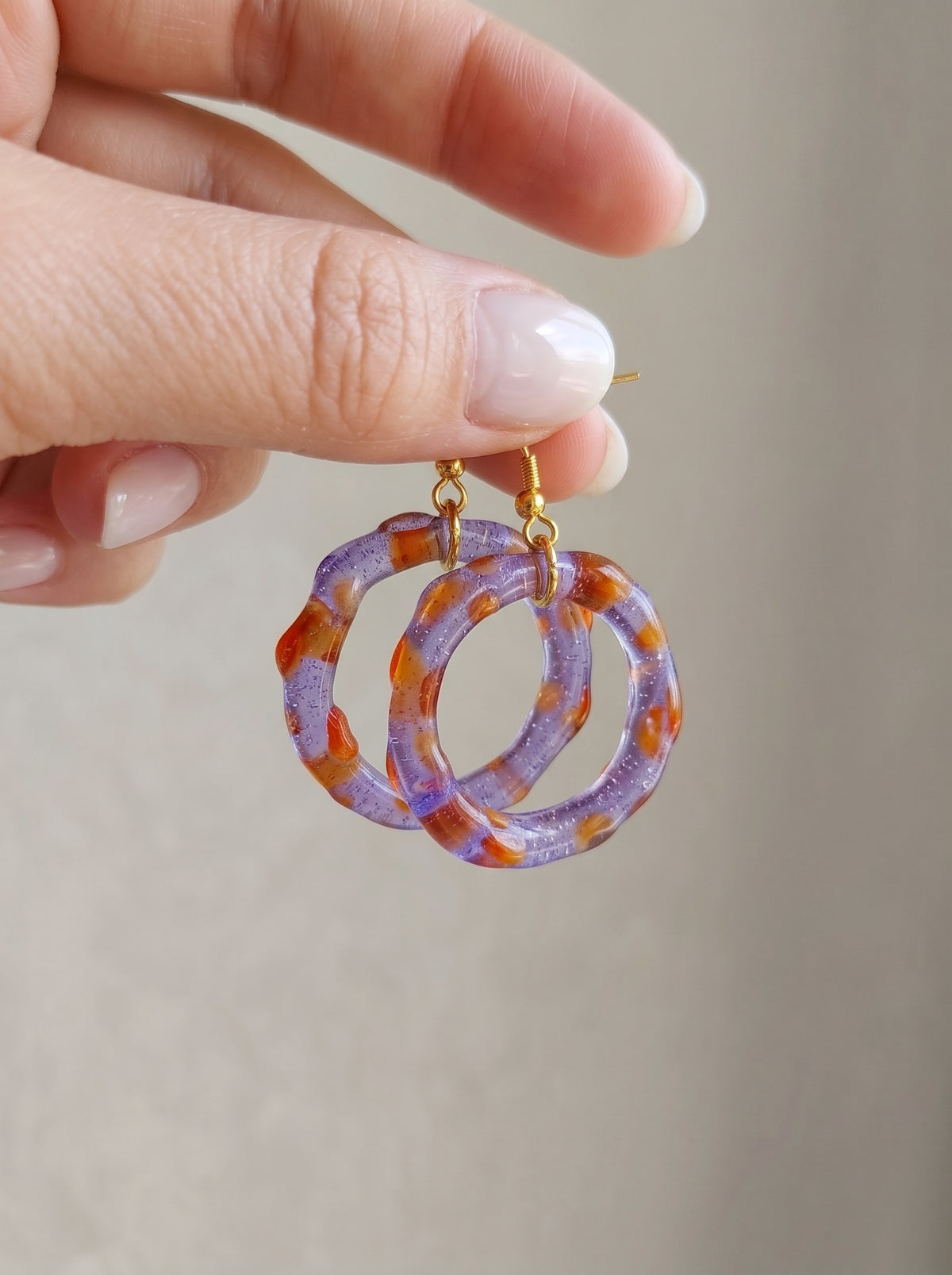 Pendientes de vidrio lila y naranja