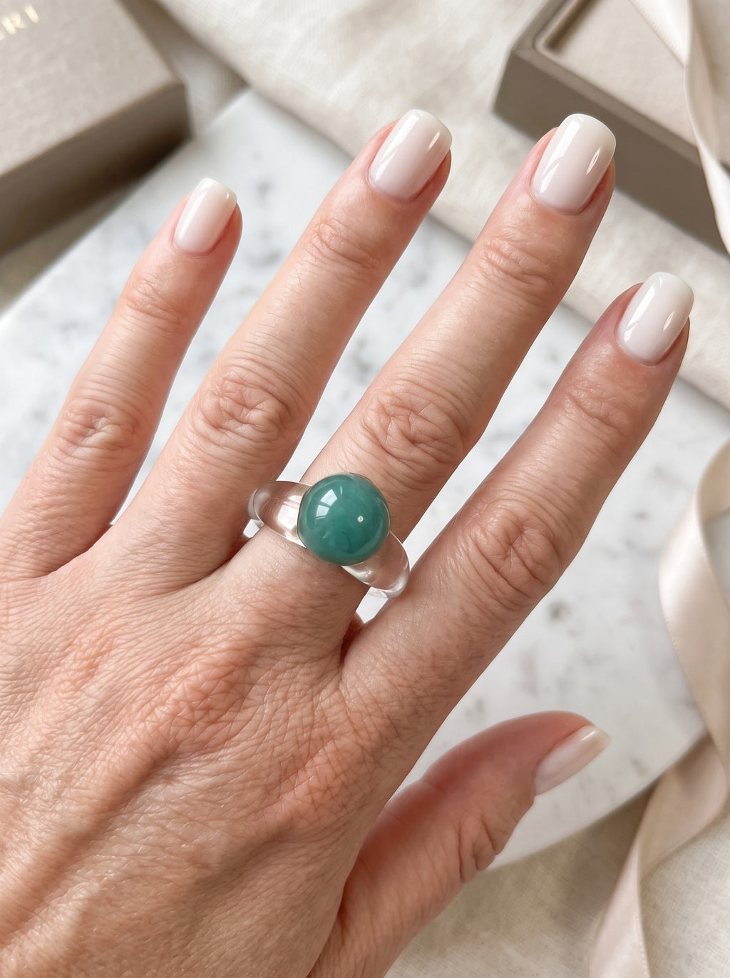 Anillo de vidrio con esfera verde